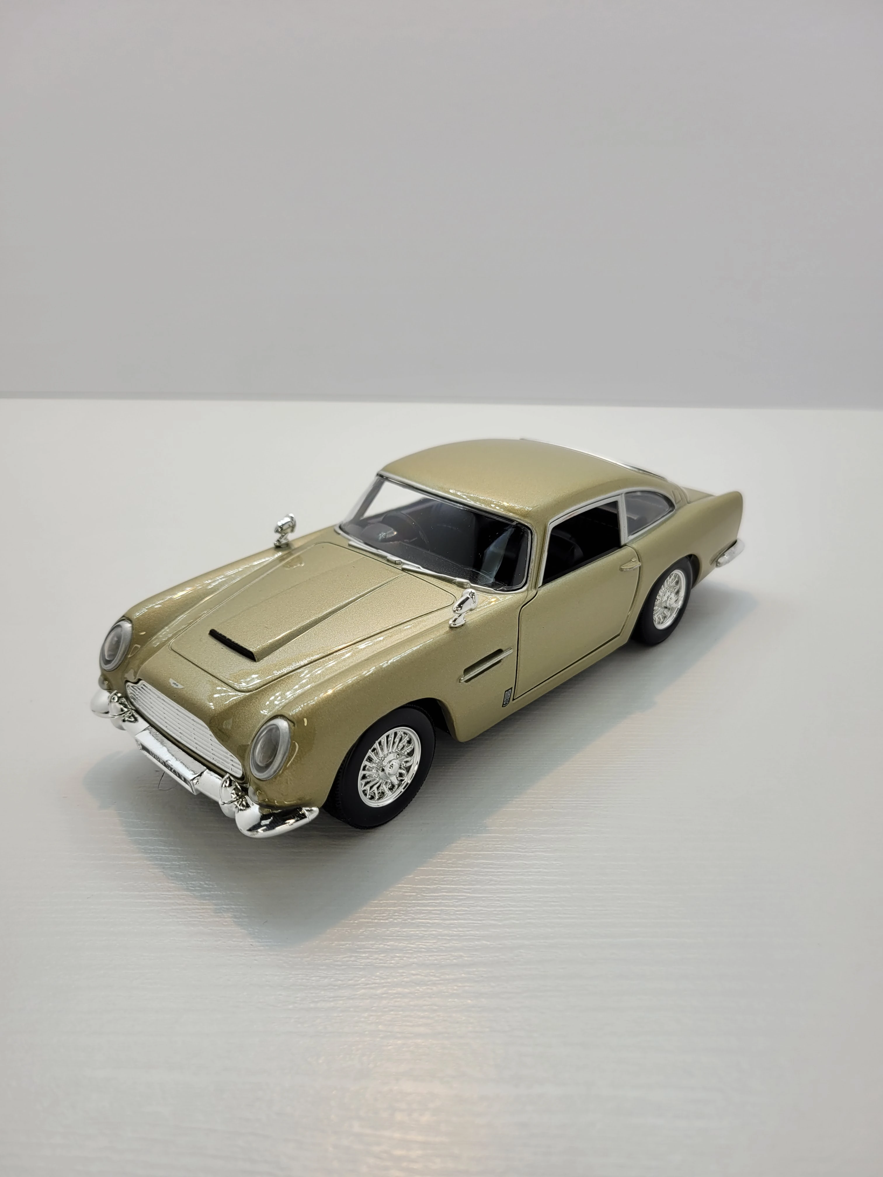 Aston Martin DB5 1:24 Ölçek