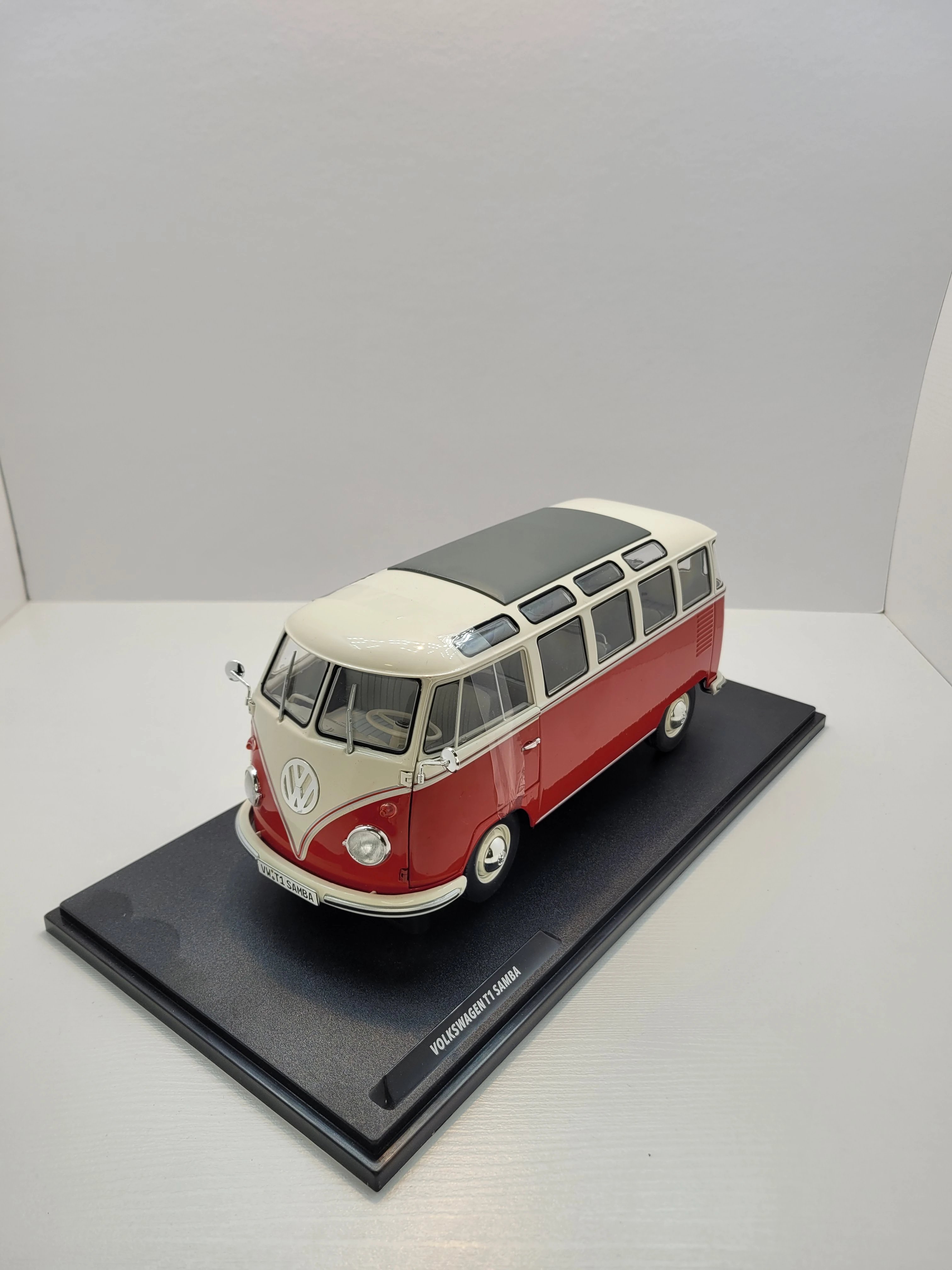 Volkswagen T1 Samba – 1:18 Solido Üretim