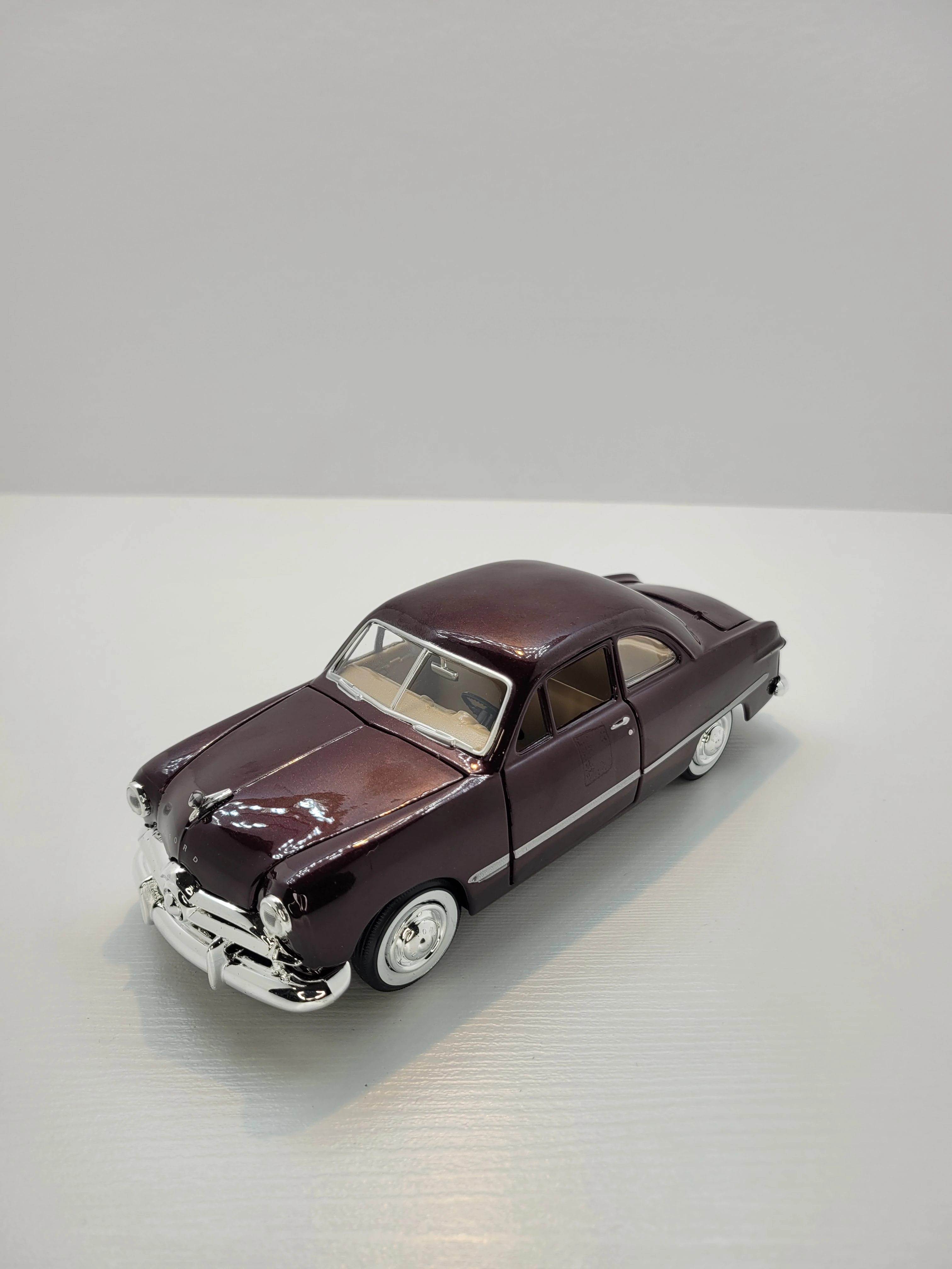Motormax 1:24 1949 Ford Coupe