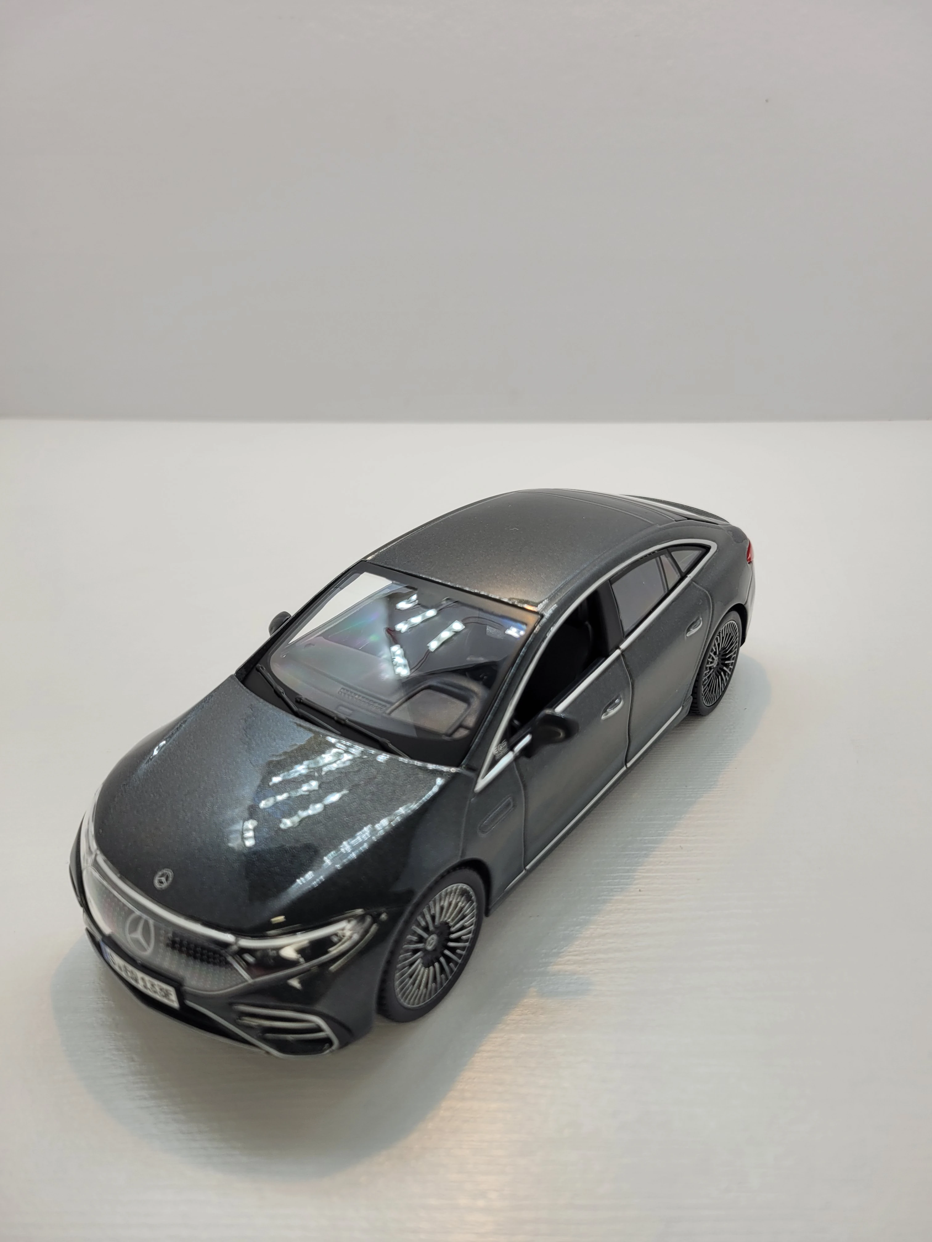 1:24 Ölçek Mercedes EQS