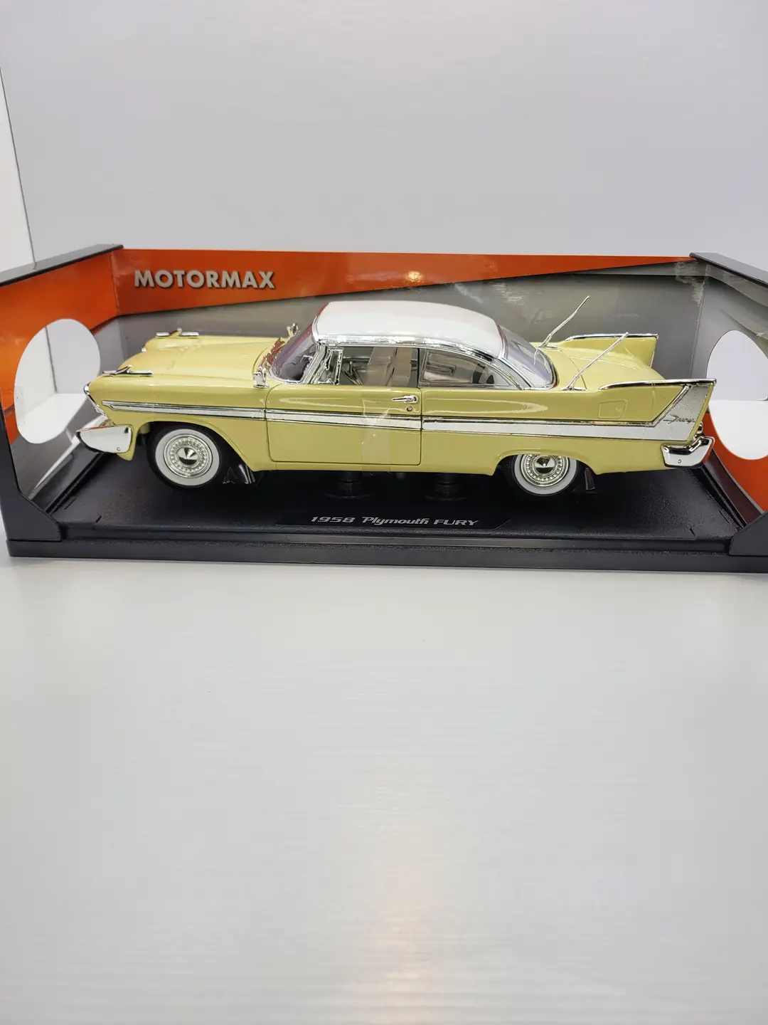 Motormax 1958 Playmoth fury krem 1/18 Ölçek