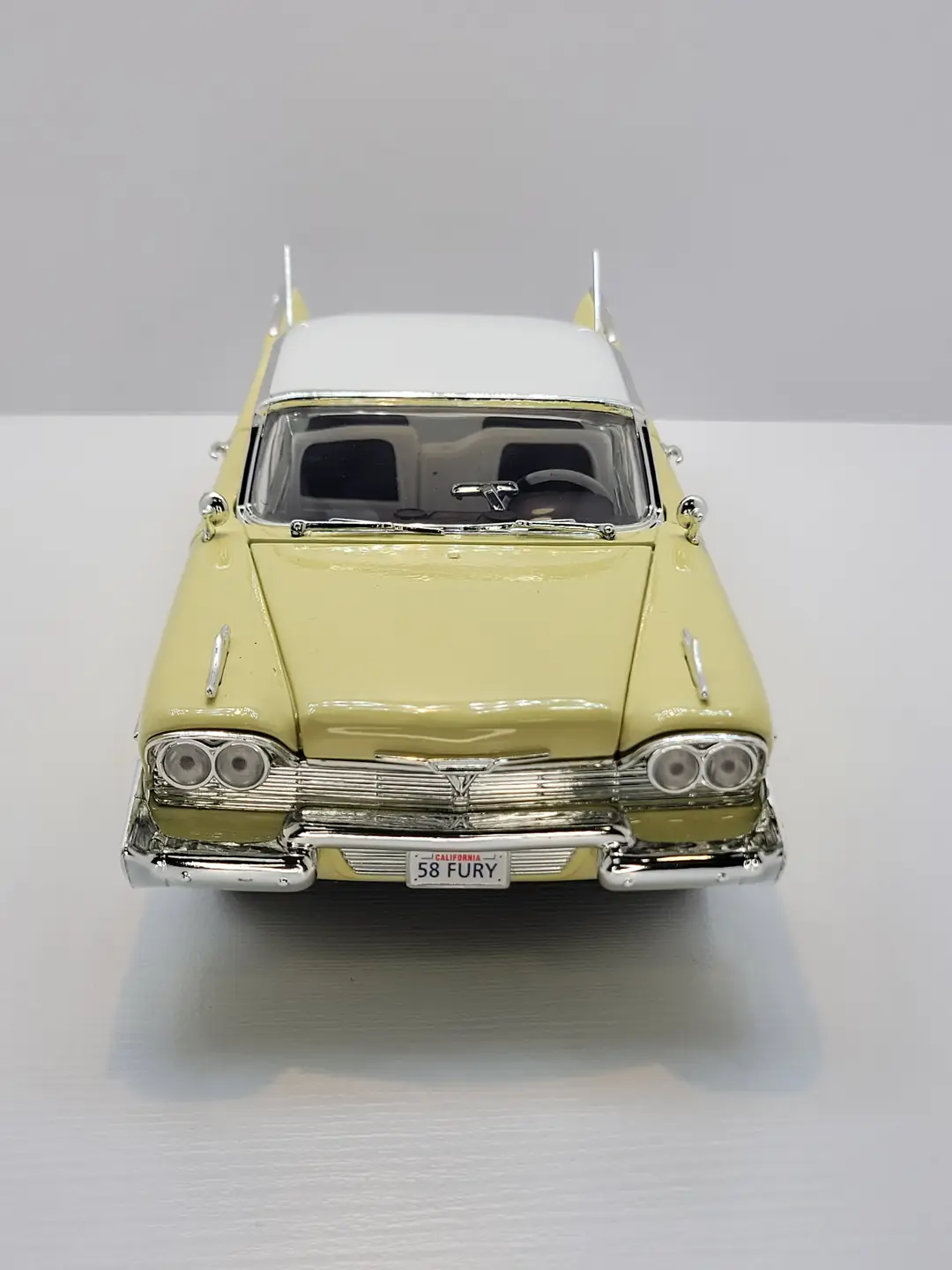 Motormax 1958 Playmoth fury krem 1/18 Ölçek