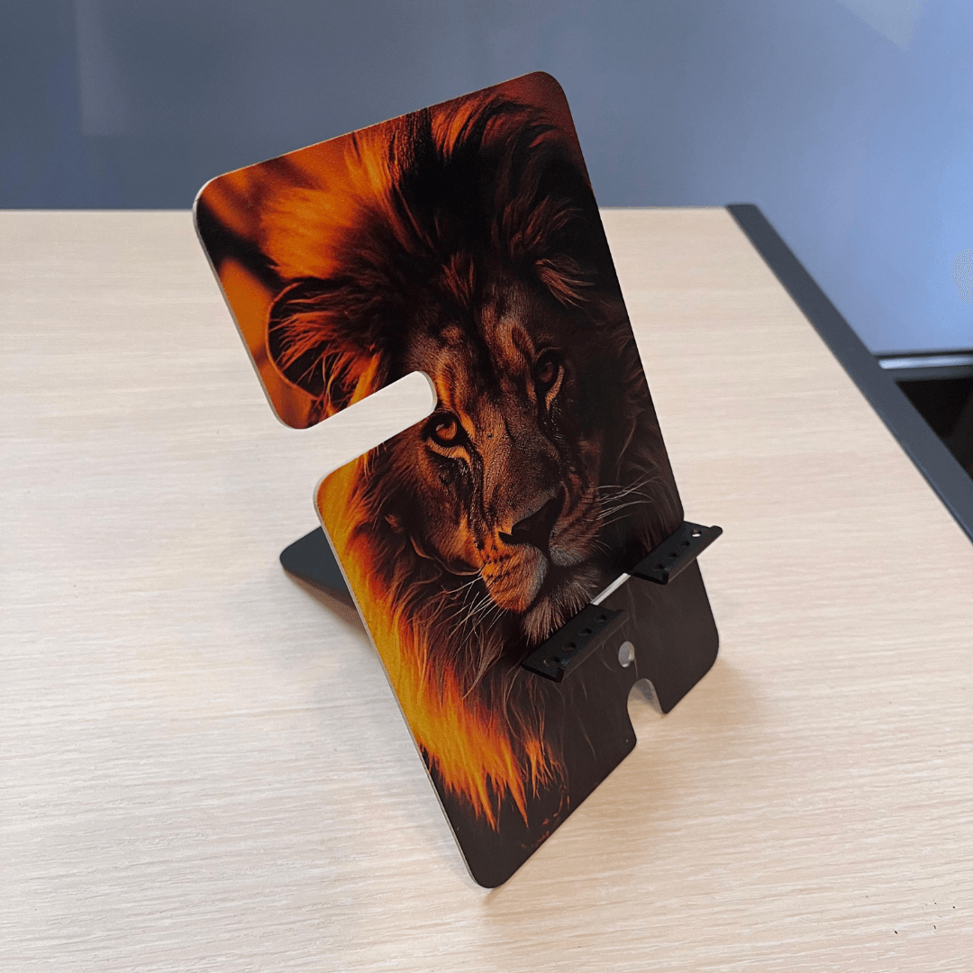 Metal Aslan Desenli Telefon ve Saat Tutucu