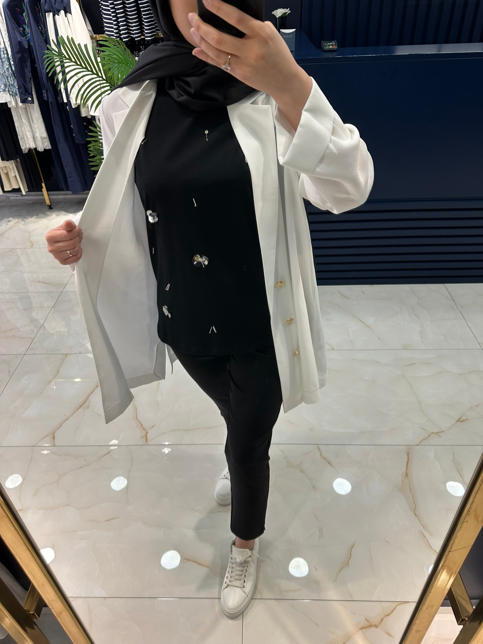 Pul Detaylı T-Shirt T03