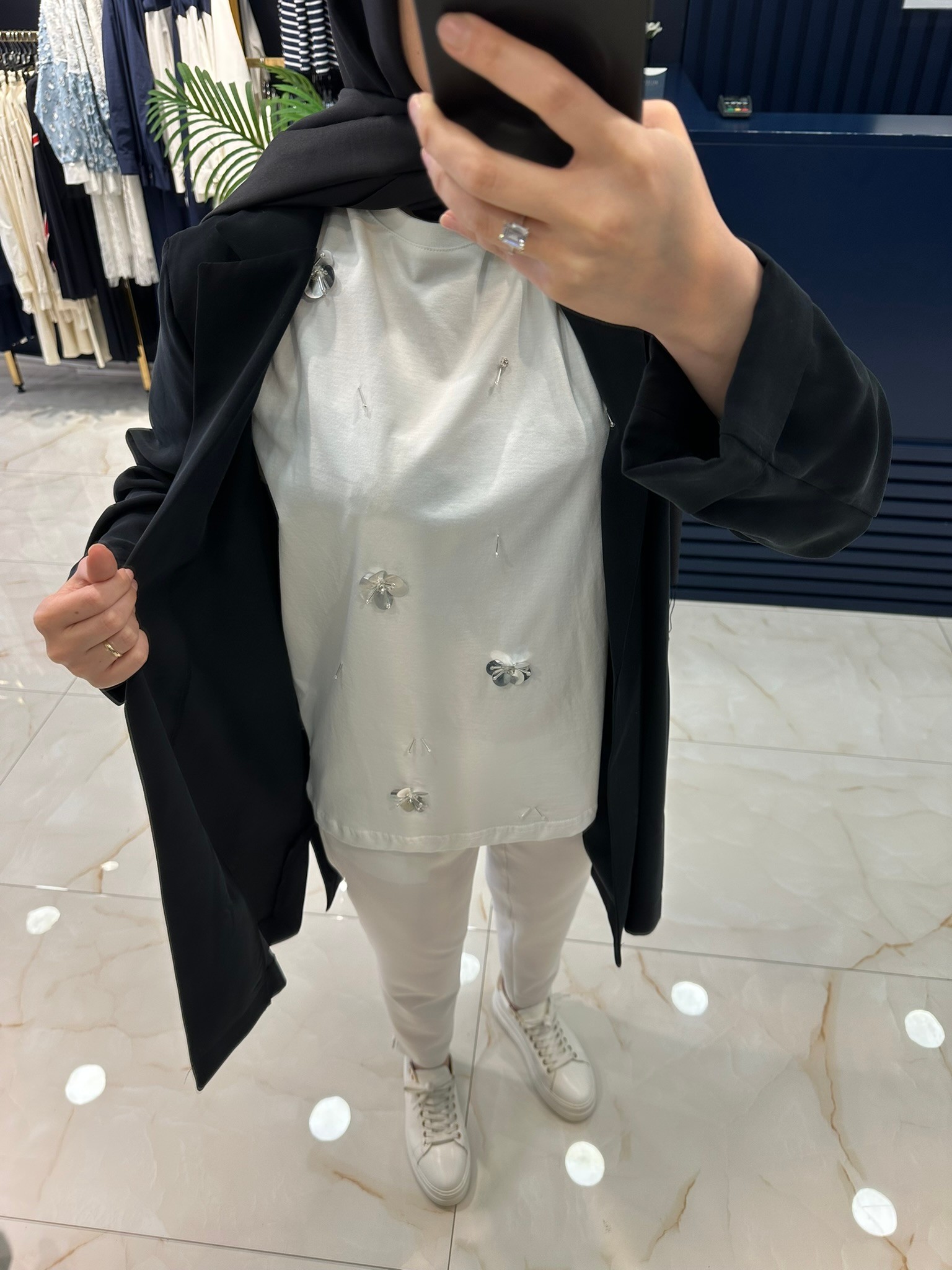 Pul Detaylı T-Shirt T03