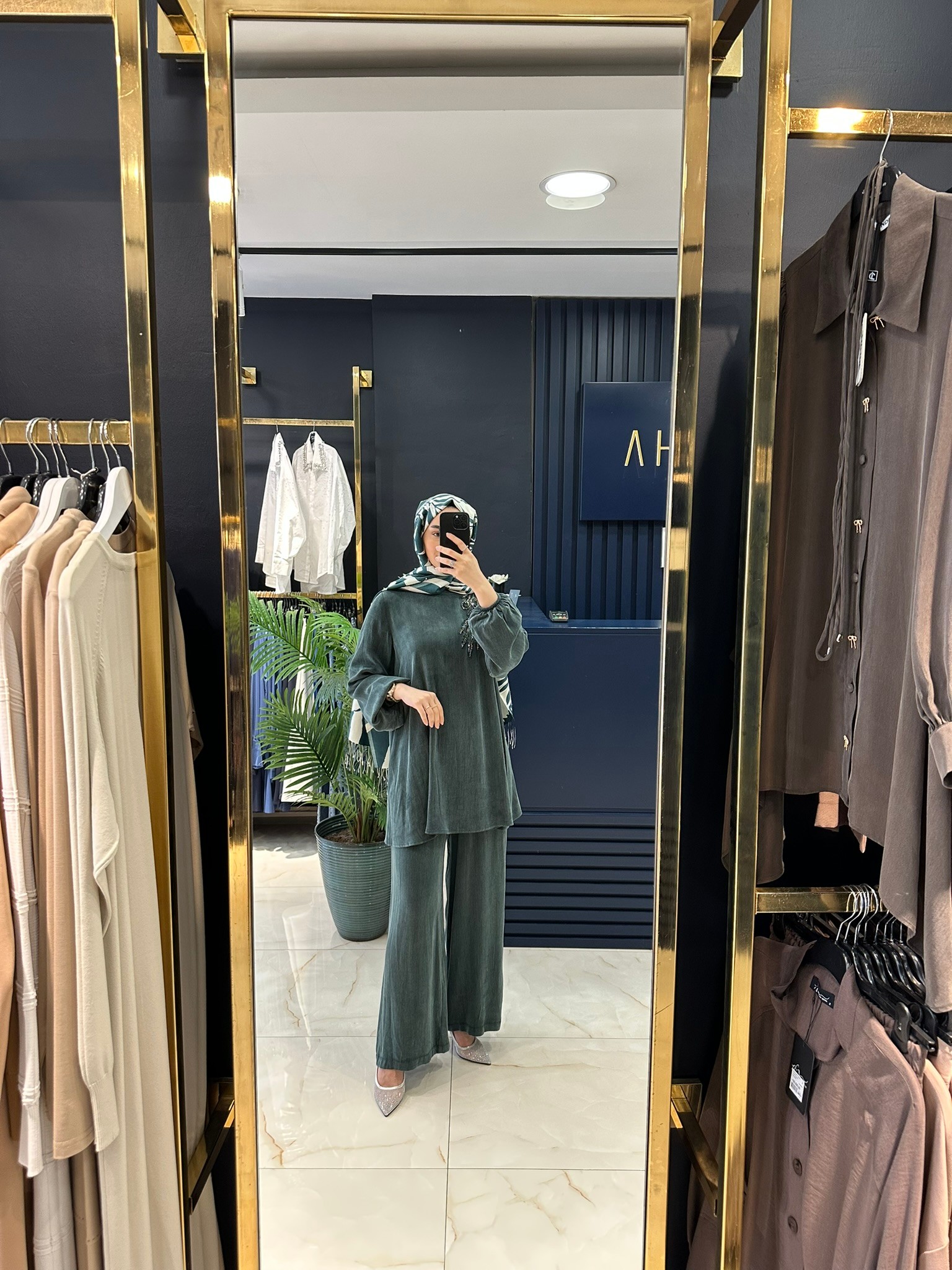 Heddy Omuzu Nakışlı İpek Kupra Pantolonlu Takım 25465