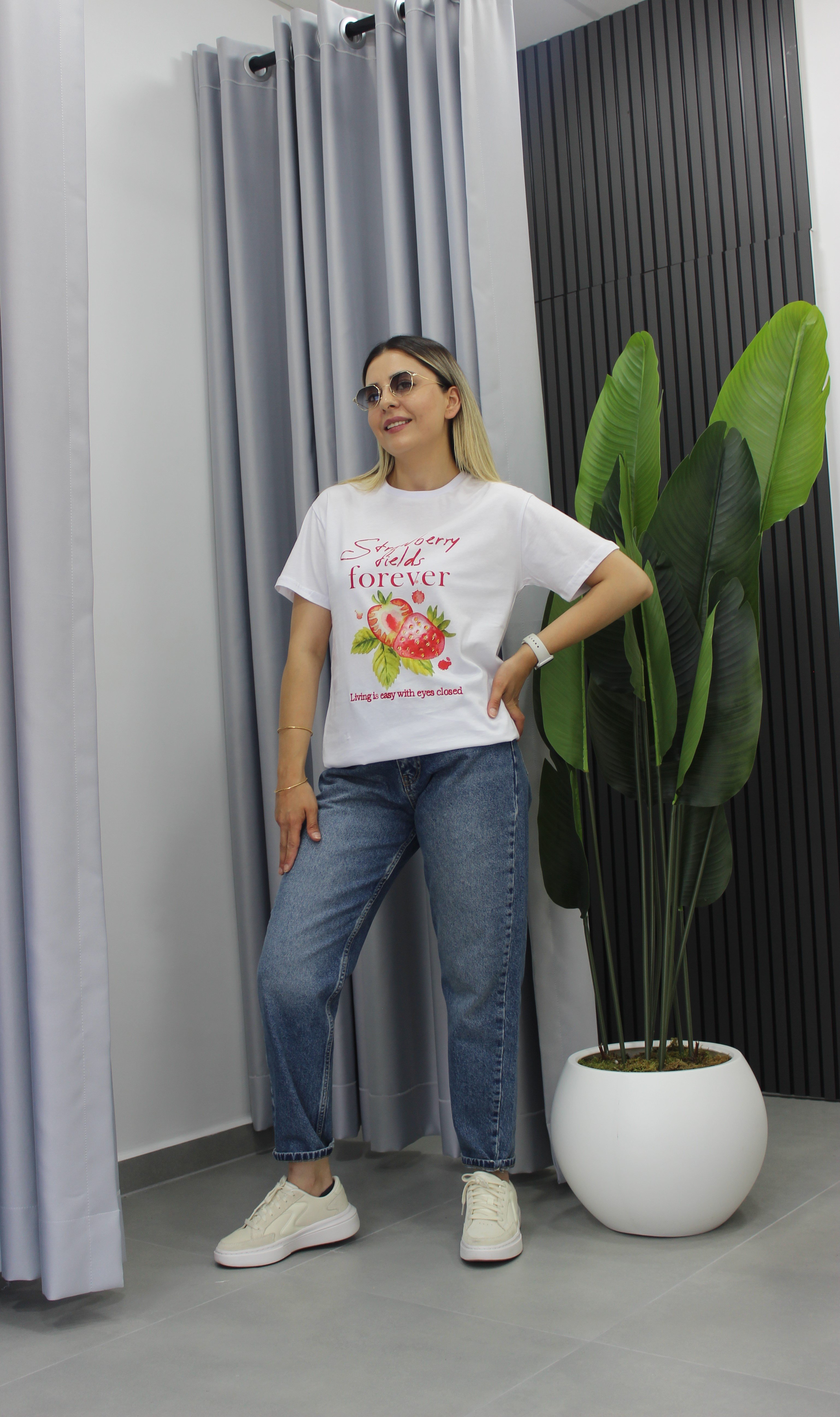 Strawberry Detaylı Tişört