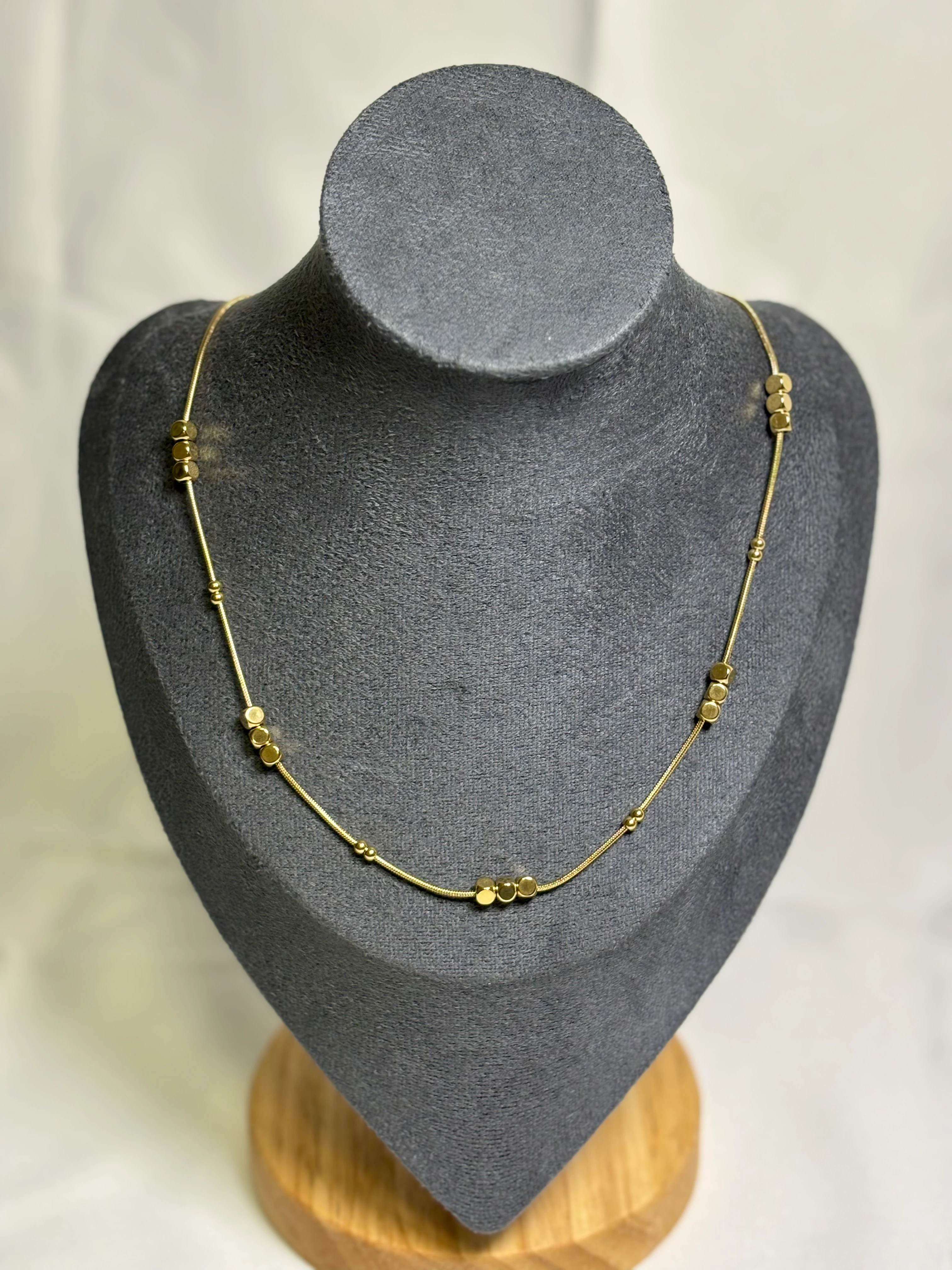 Çelik İtalyan Zincir Küp Plaka Sıralı Topçuk Detay Kolye 