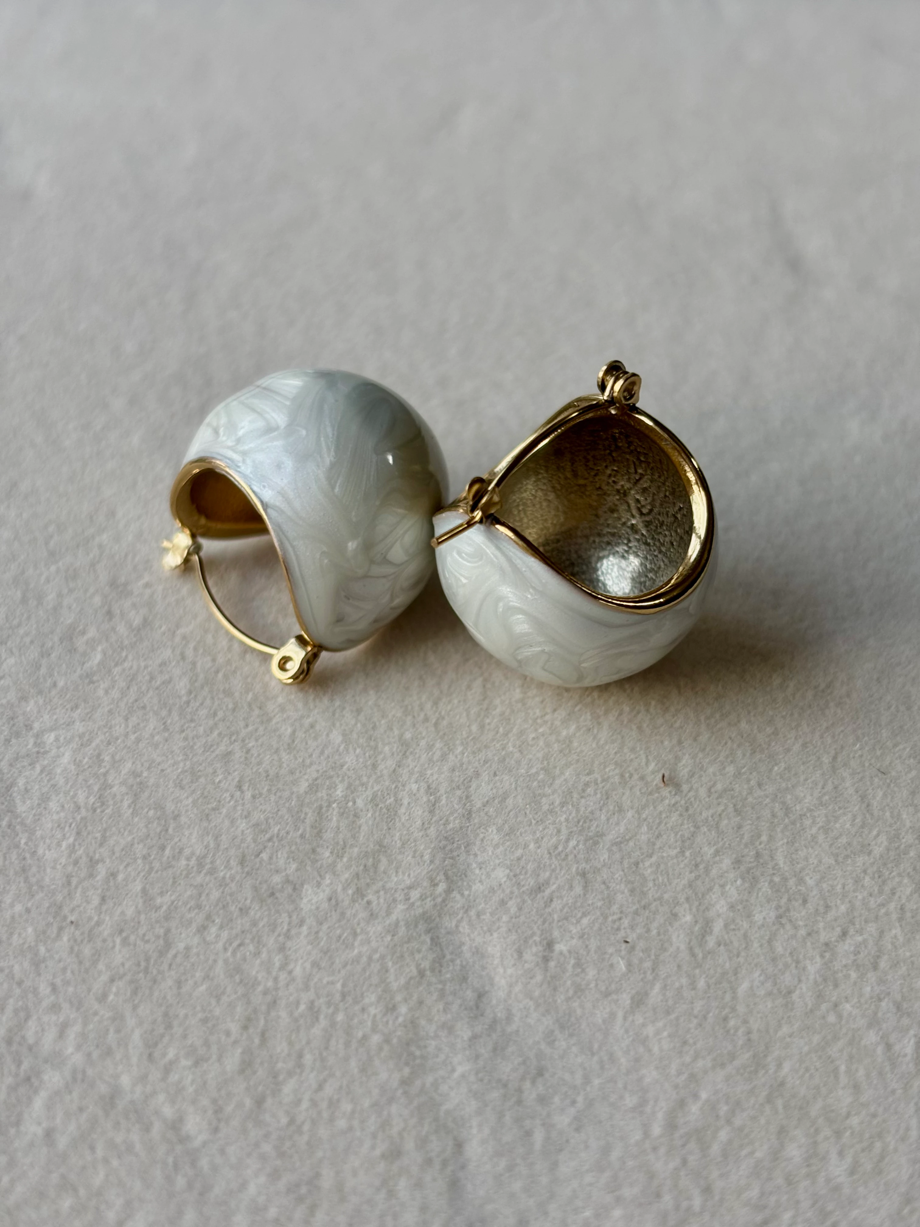 Çelik Midye Beyaz Küpe