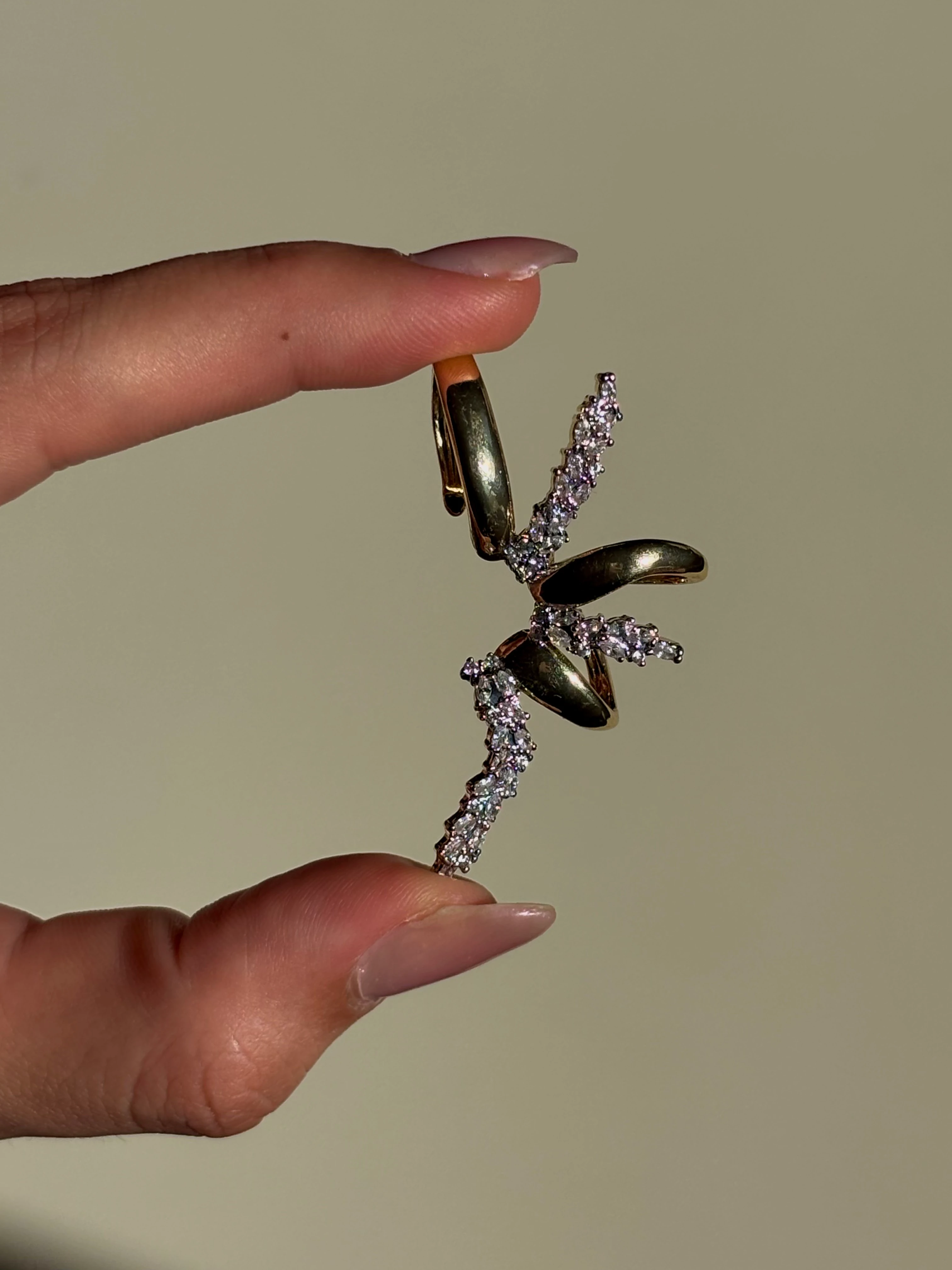 Damla Zirkon Taşlı Yaprak Model Kulağa Geçirmeli Küpe