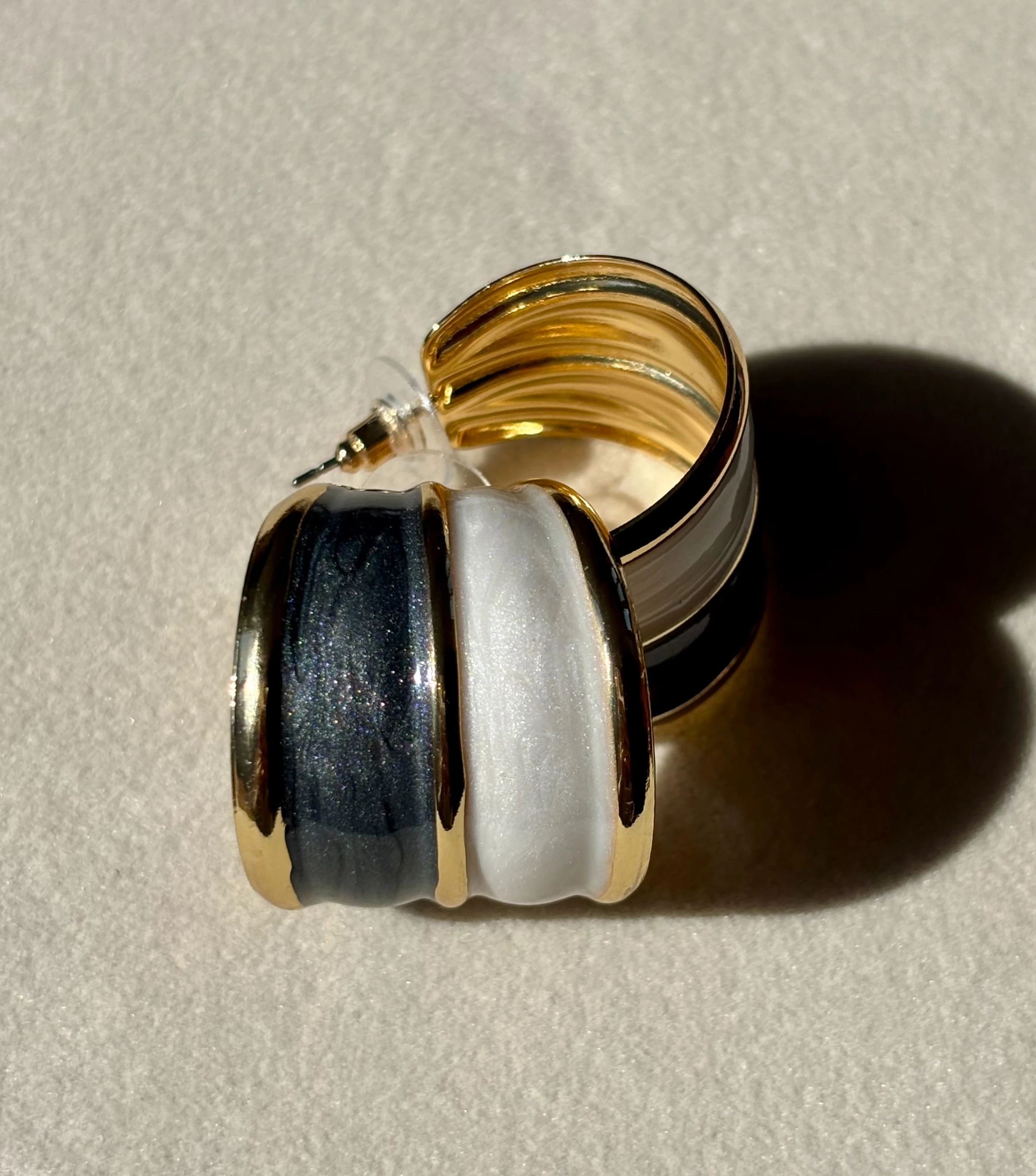 Halka Beyaz Gri Sedefli Küpe