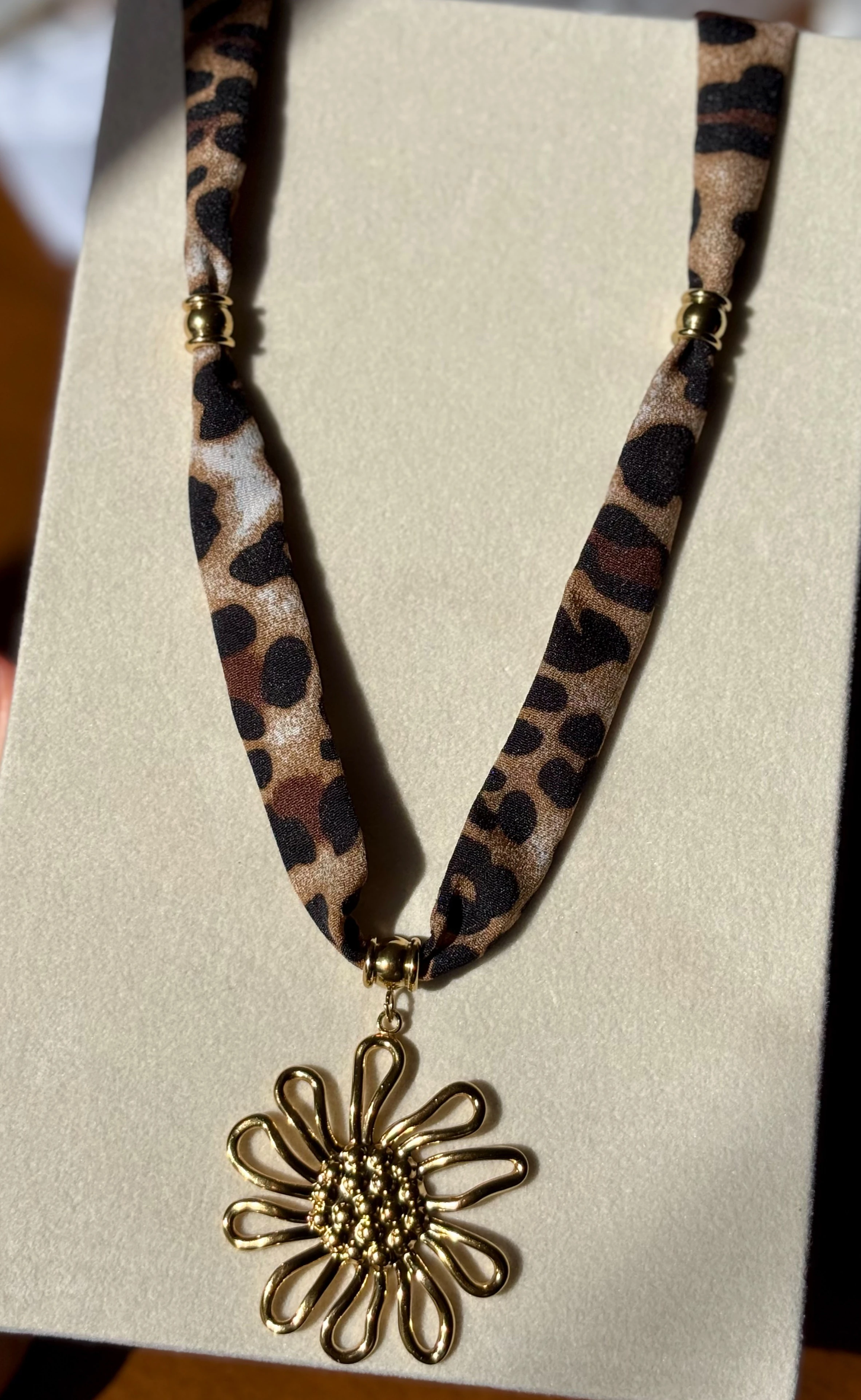 Çelik Çiçek Leopar Desenli Kolye