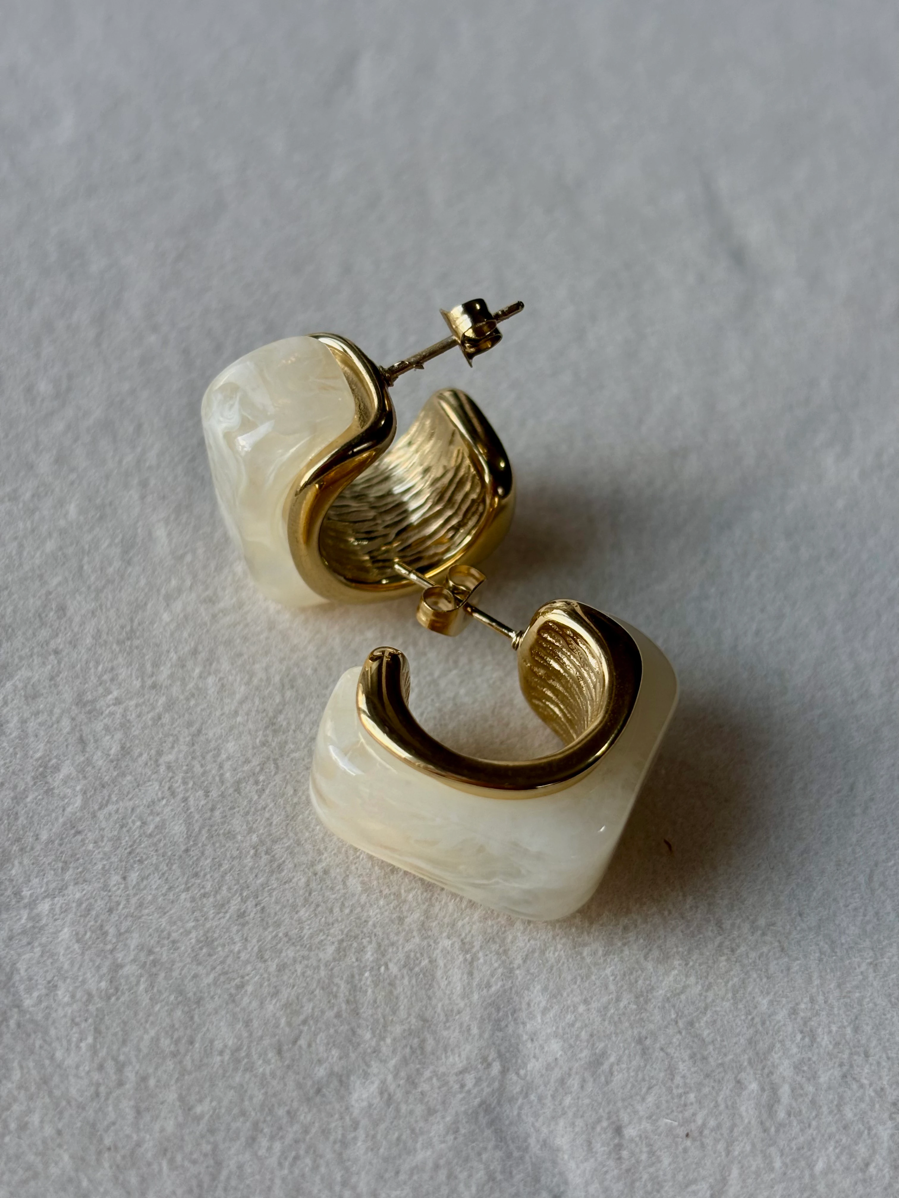 Çelik Kare Krem Mineli Küpe