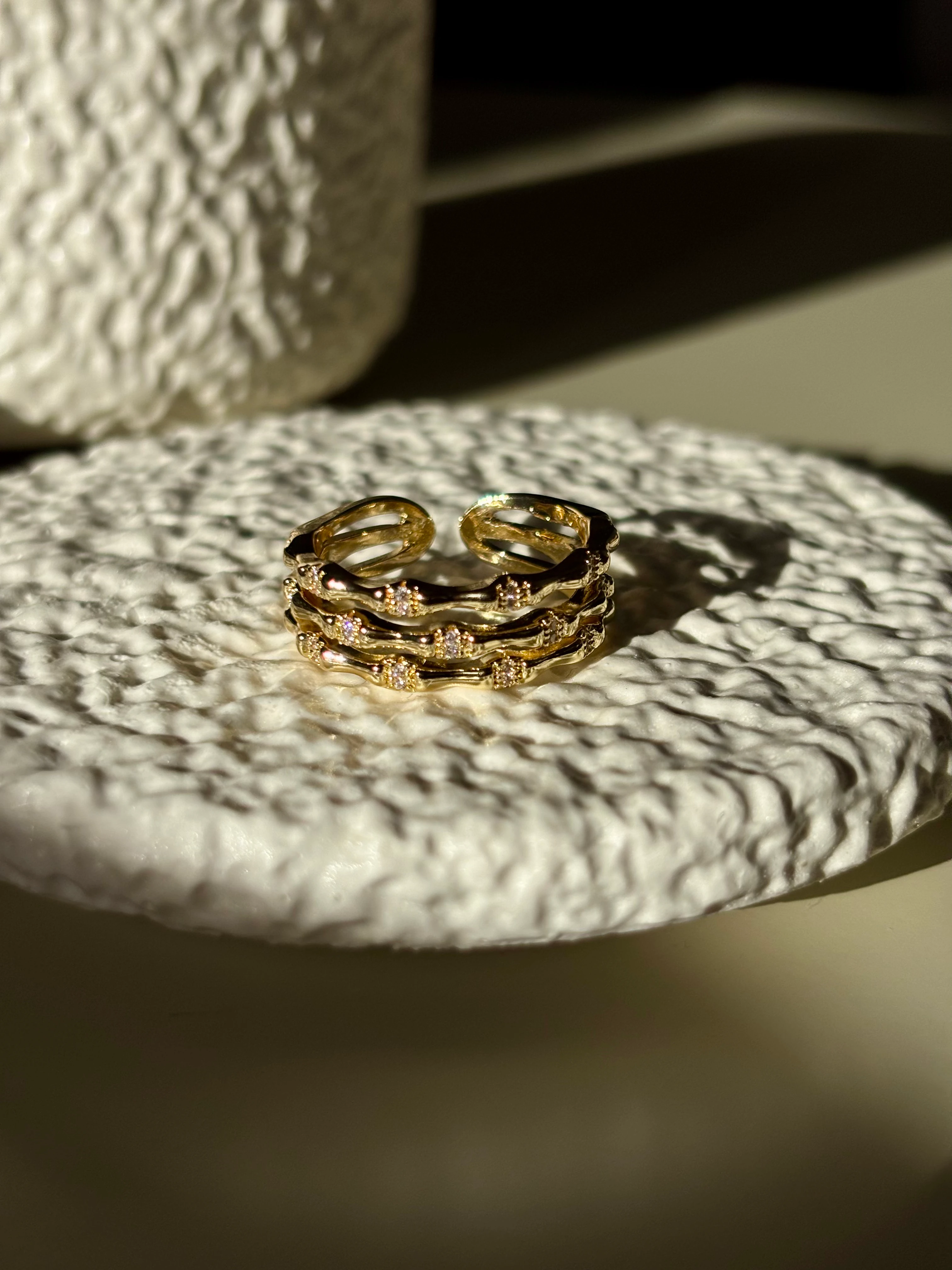 Üç Sıra Taşlı Kemik Gold Yüzük