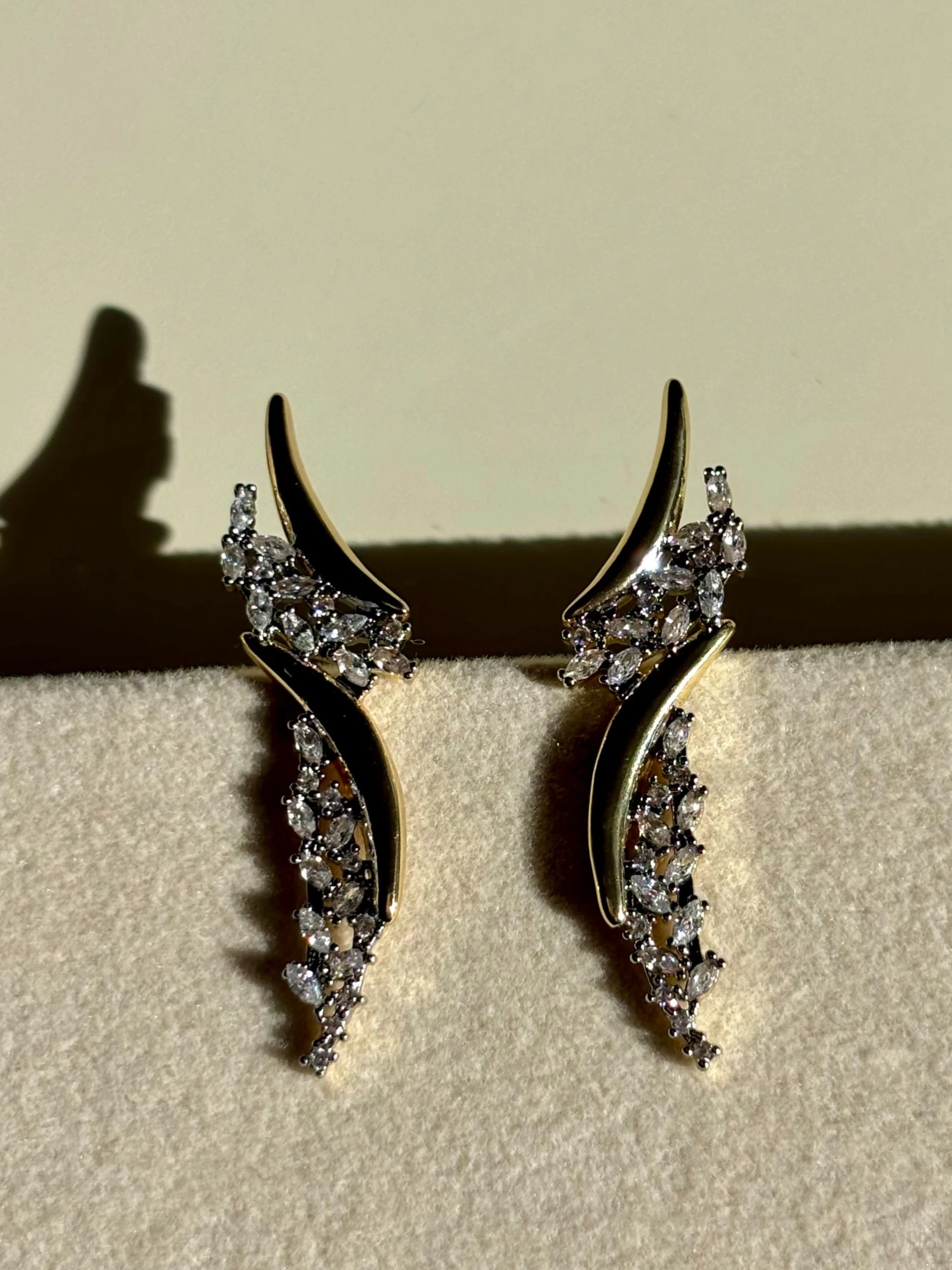 Zirkon Taş Desenli Küpe