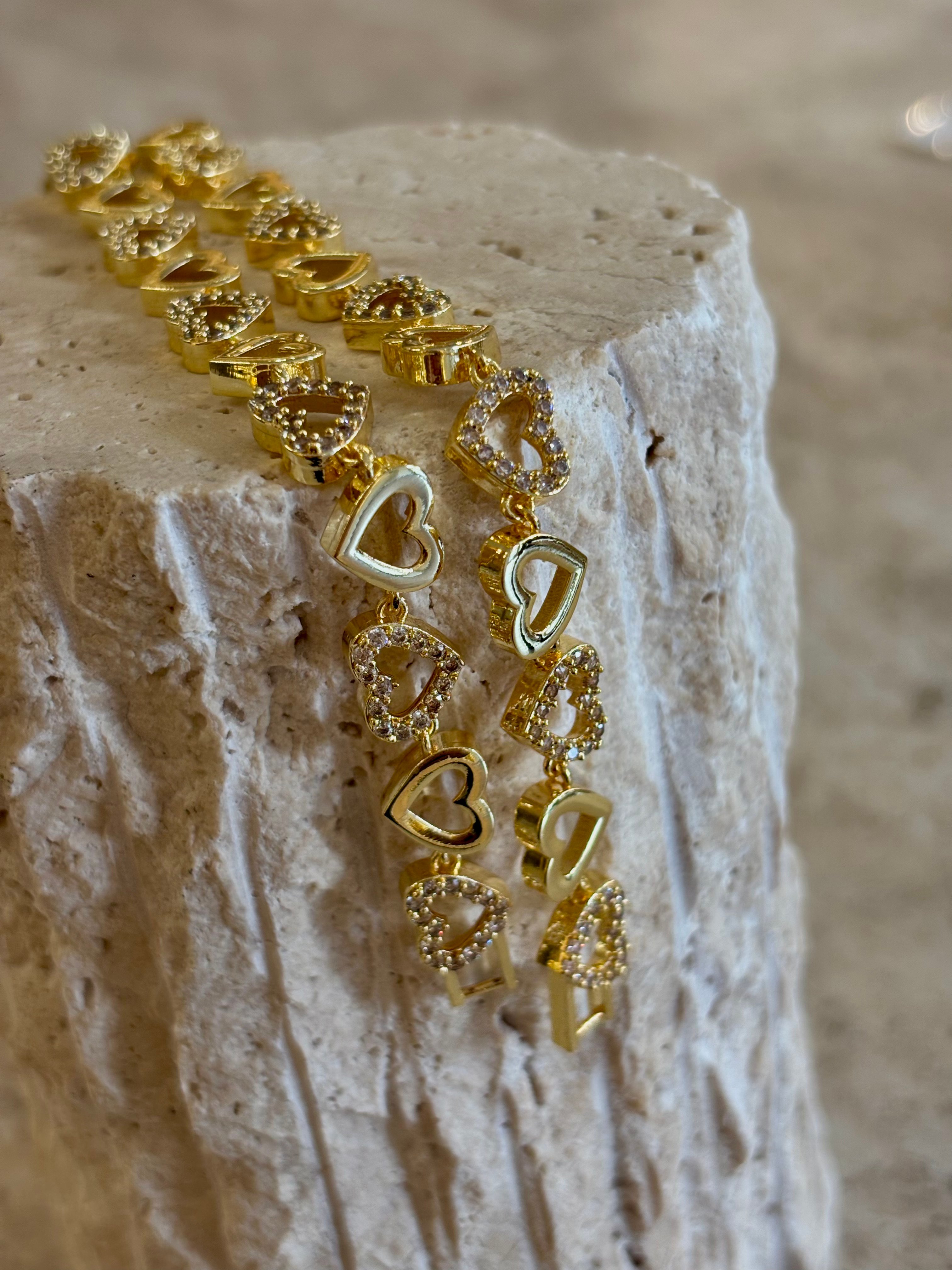 Çelik Kalp Sıralı Taşlı Gold Bileklik