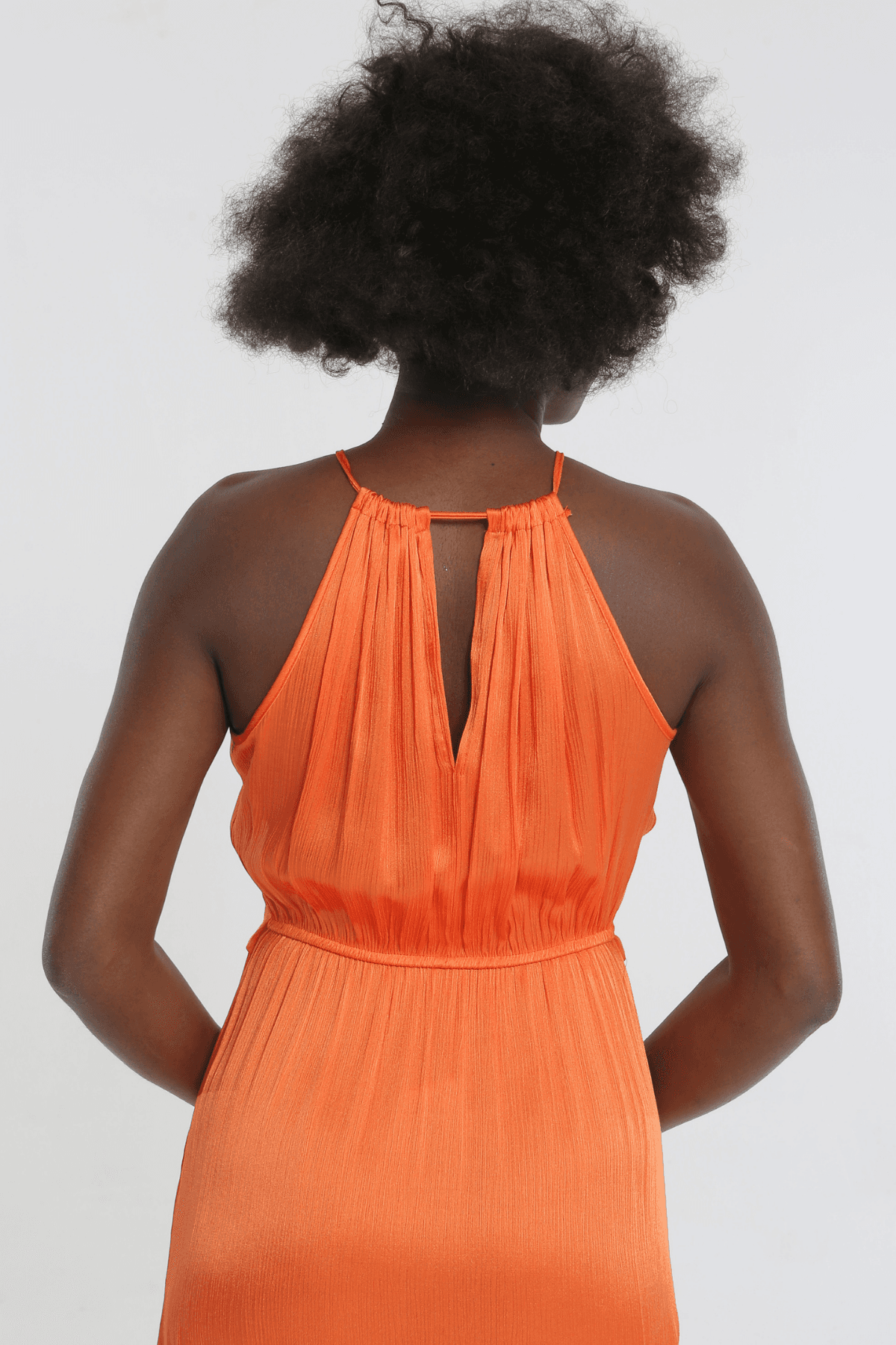 TURUNCU HALTER YAKA ÖNDEN YIRTMAÇLI MAXİ ELBİSE