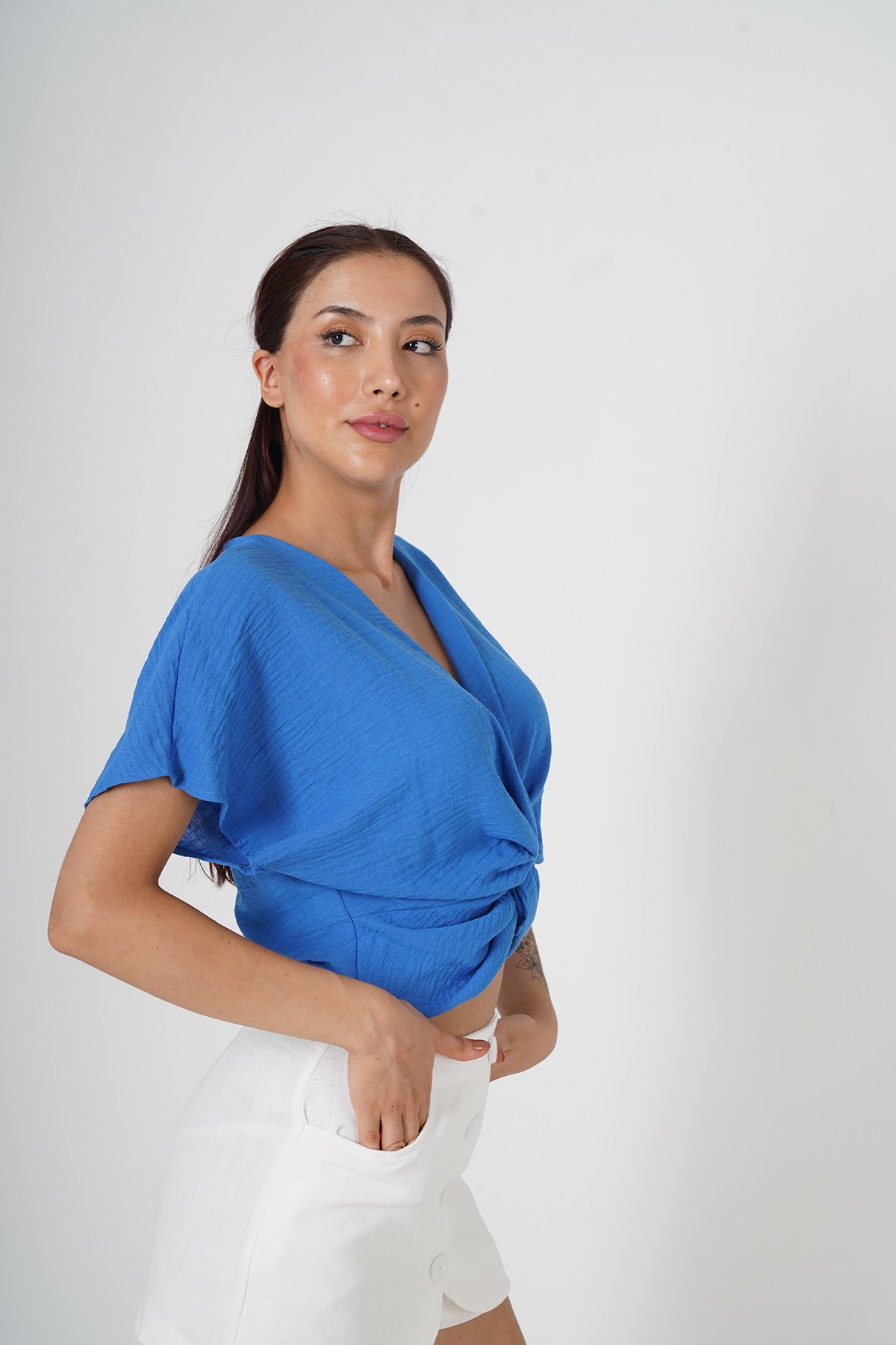DÜĞÜM DETAYLI KETEN CROP BLUZ 