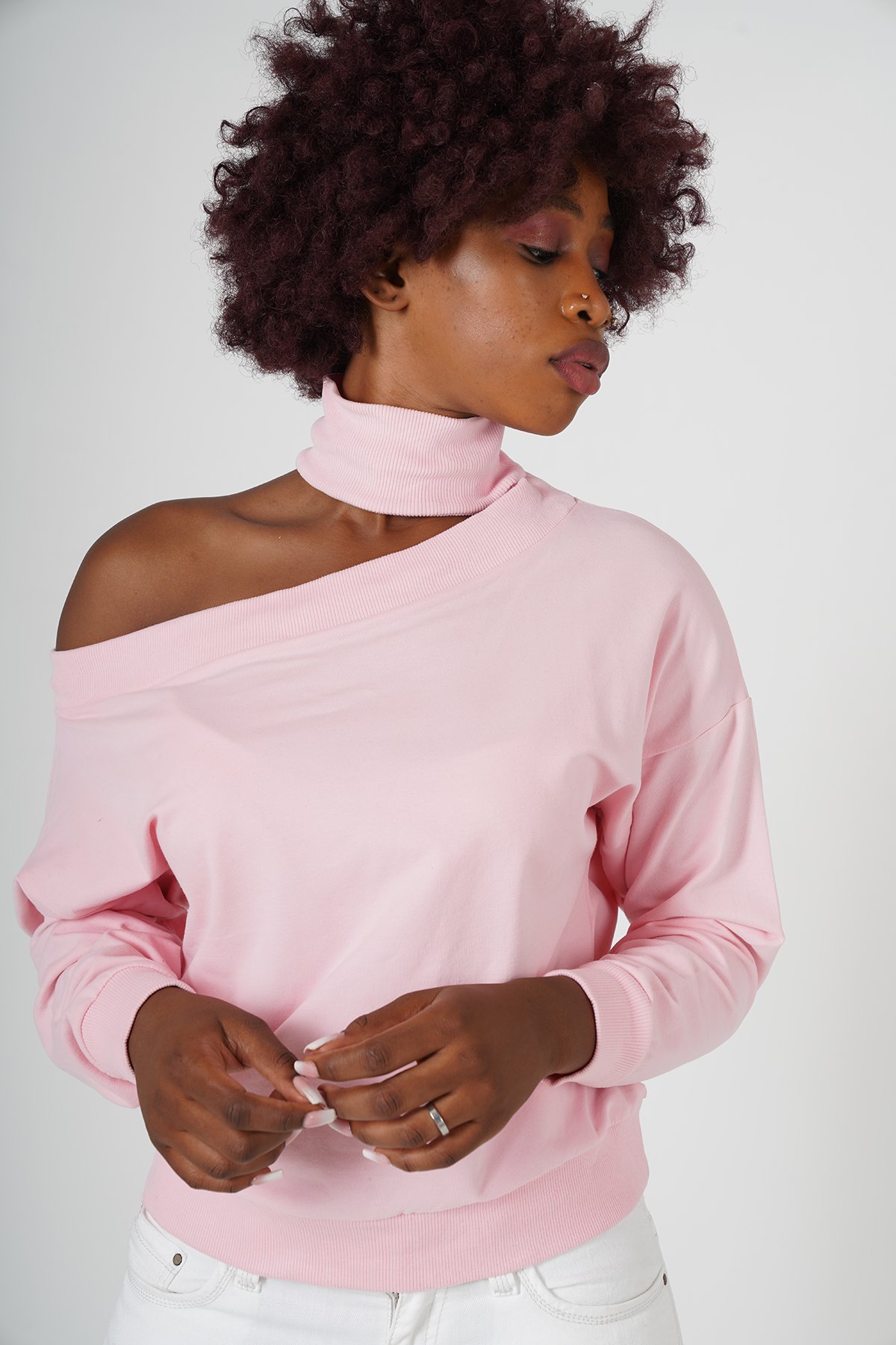 OMUZ DEKOLTELİ PEMBE SWEATSHIRT