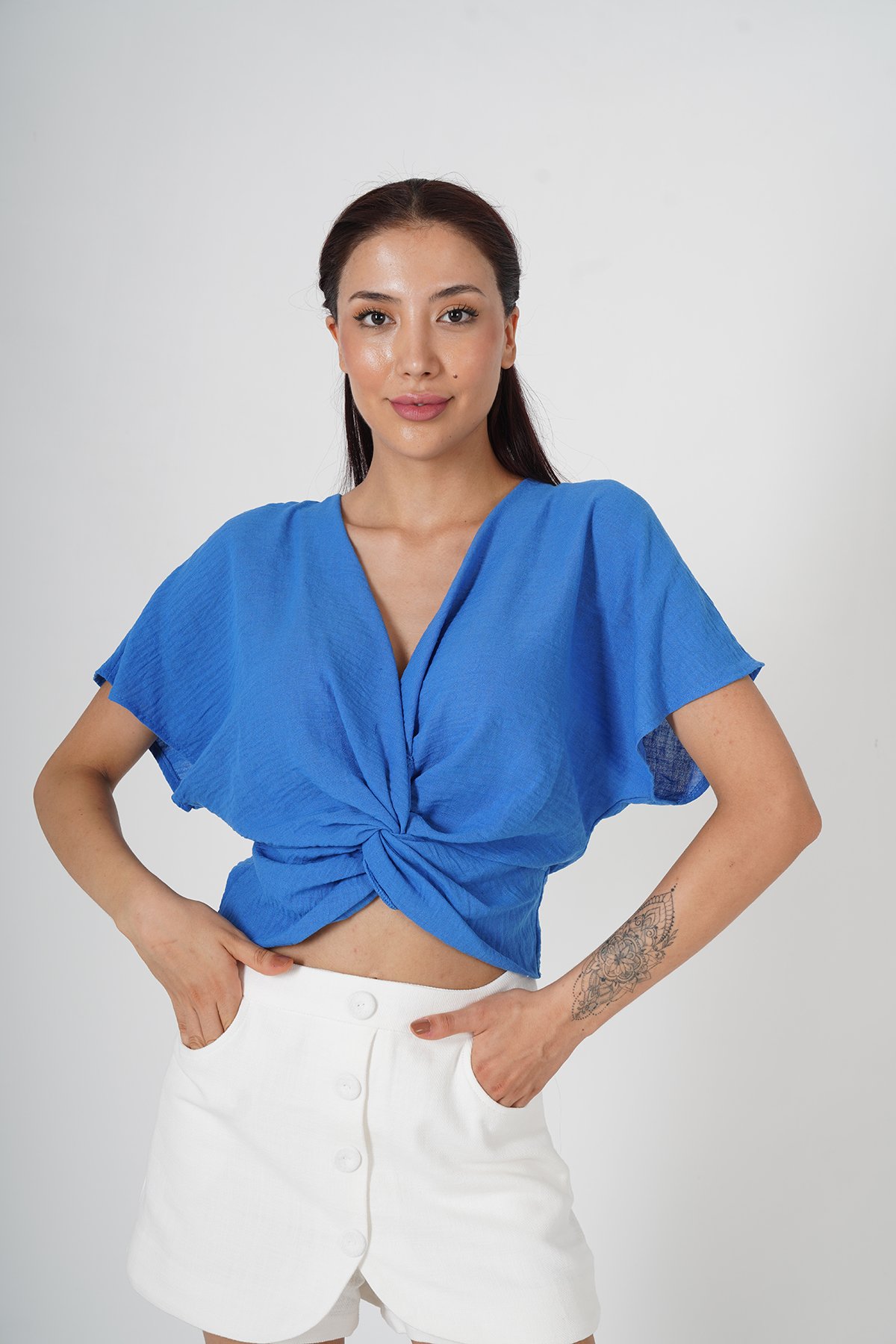DÜĞÜM DETAYLI KETEN CROP BLUZ 