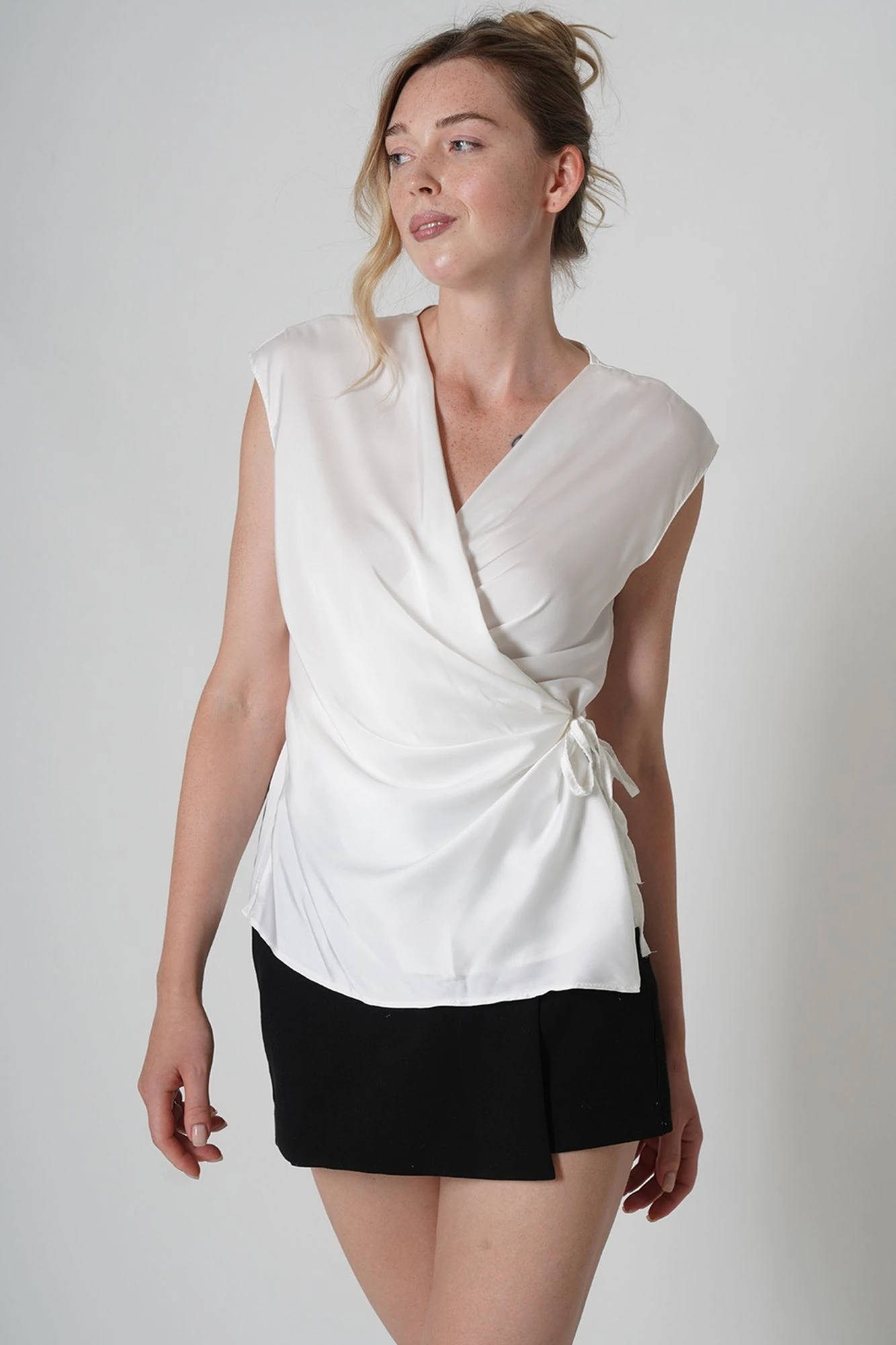 Kruvaze Yaka Bağlamalı Saten Kumaş Sıfır Kol Kadın Bluz - BEYAZ