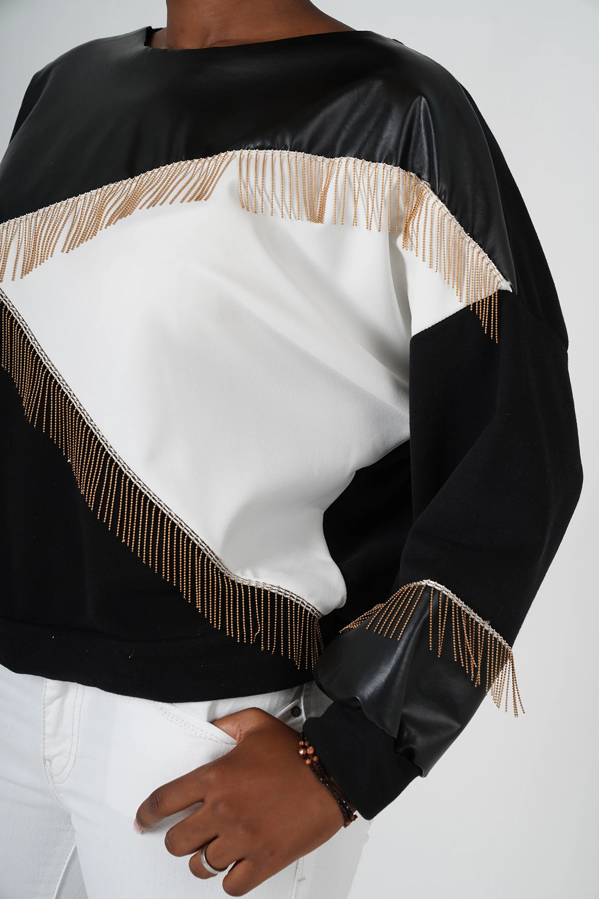 Siyah Beyaz Renk Altın Zincir Püsküllü Kadın Sweatshirt - Görsel 8