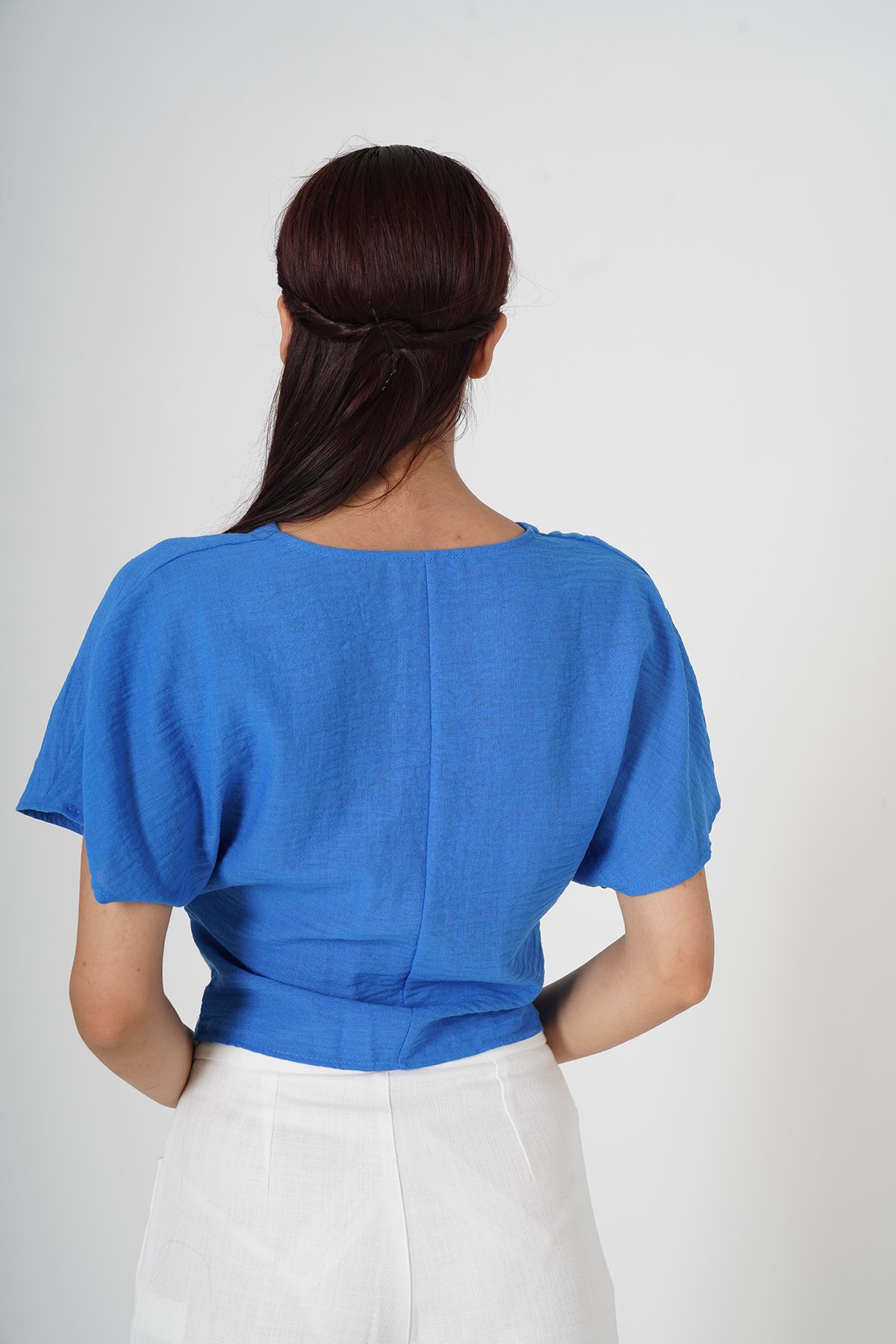 DÜĞÜM DETAYLI KETEN CROP BLUZ 