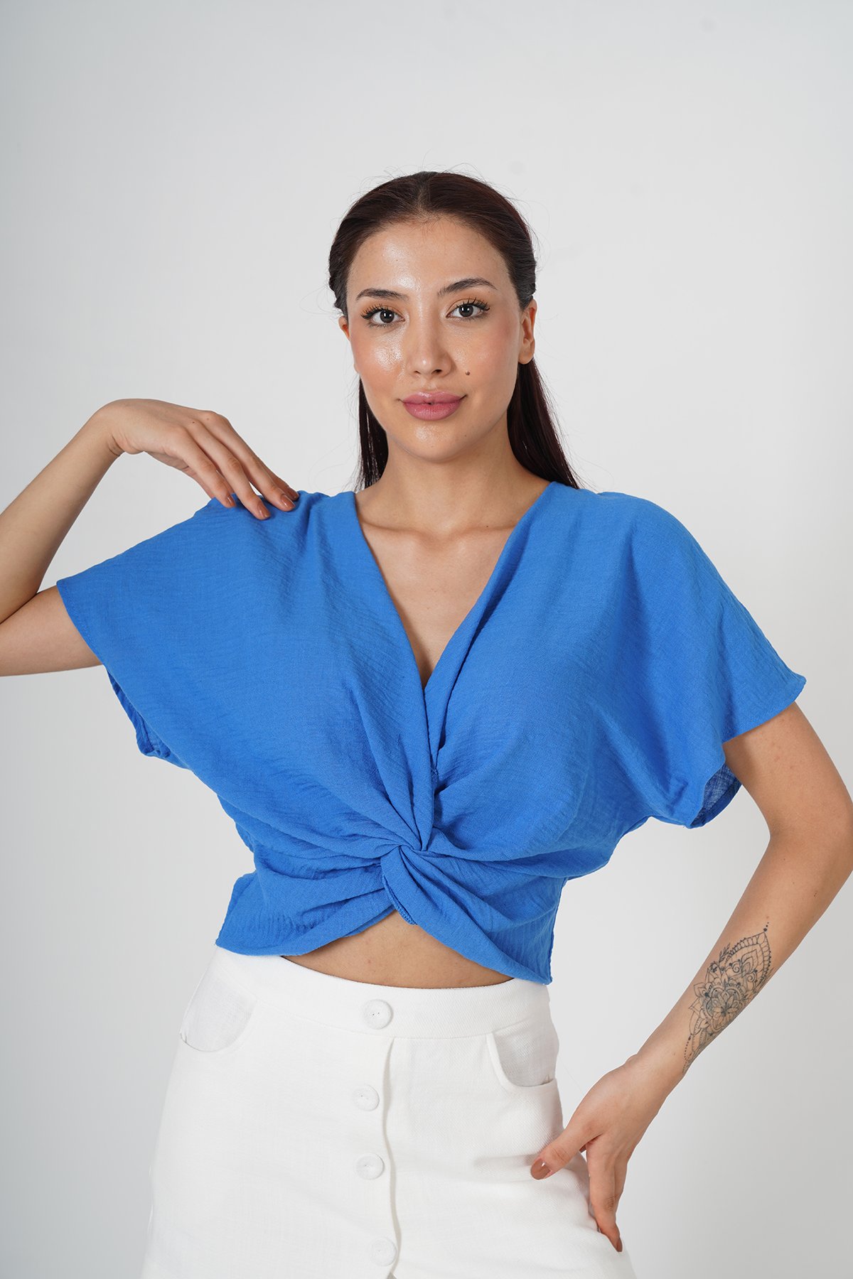 DÜĞÜM DETAYLI KETEN CROP BLUZ 