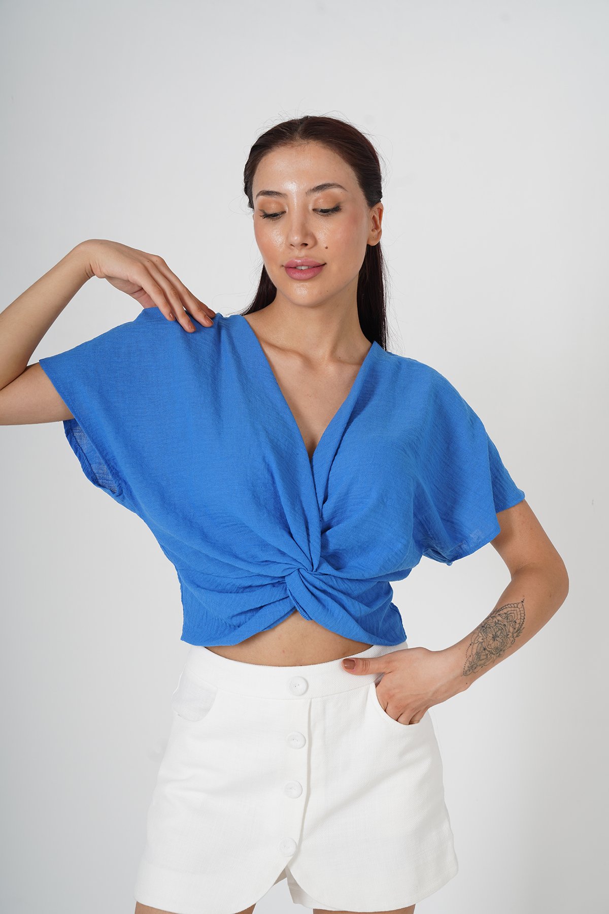 DÜĞÜM DETAYLI KETEN CROP BLUZ 