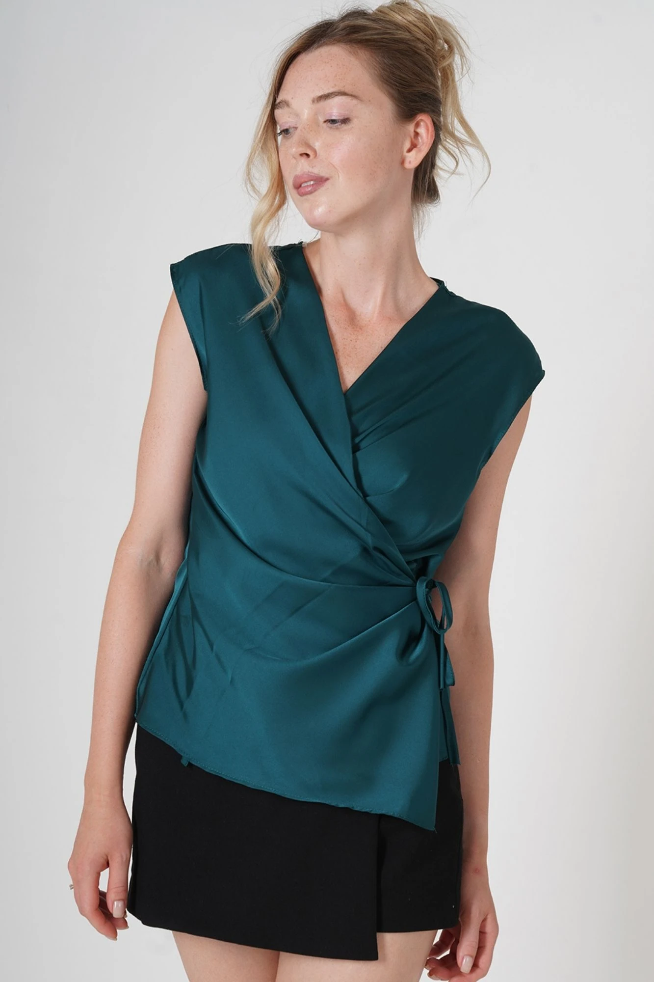 Kruvaze Yaka Bağlamalı Saten Kumaş Sıfır Kol Kadın Bluz - YEŞİL