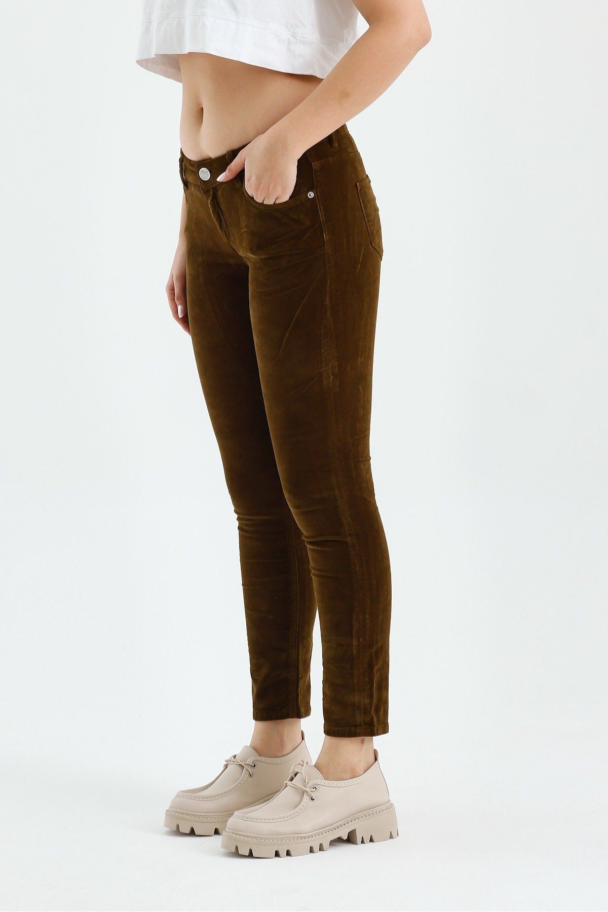 DAR PAÇA  DÜŞÜK BEL SLIM FIT DÜZ KADİFE PANTOLON