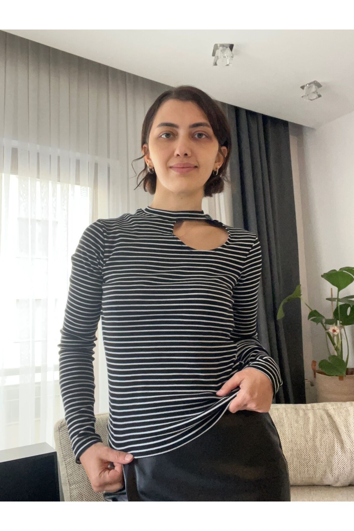 Siyah Beyaz Çizgili Dik Yaka Pencere Detaylı Uzun Kollu Bluz- Siyah/beyaz