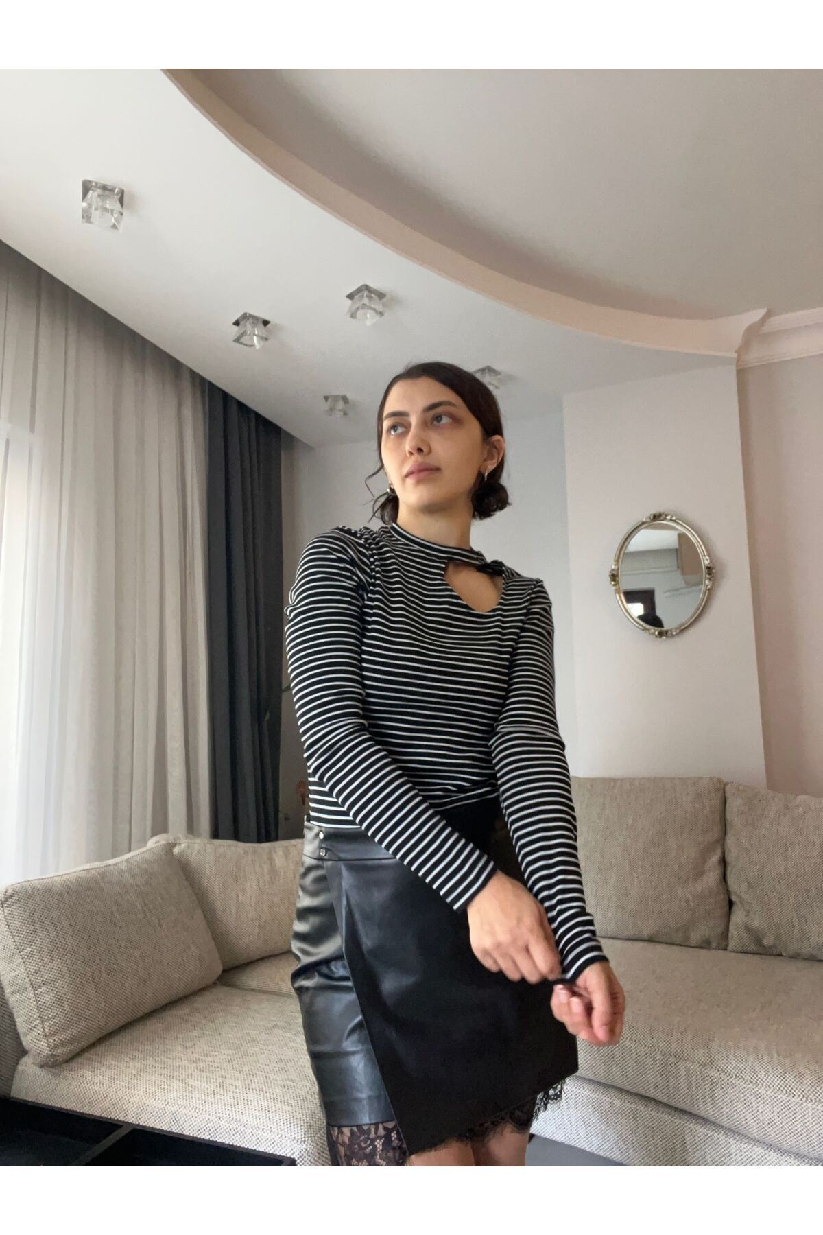 Siyah Beyaz Çizgili Dik Yaka Pencere Detaylı Uzun Kollu Bluz- Siyah/beyaz