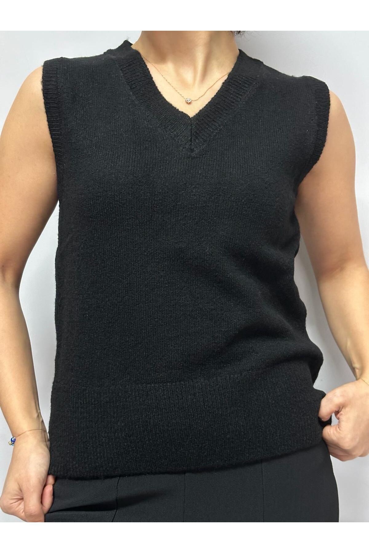 V Yaka Basic Süveter - Siyah