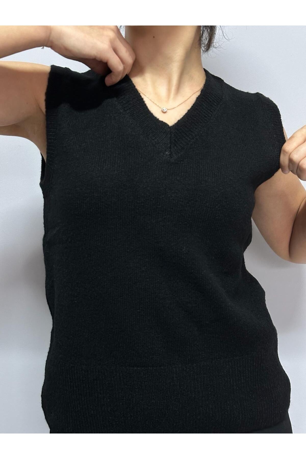 V Yaka Basic Süveter - Siyah