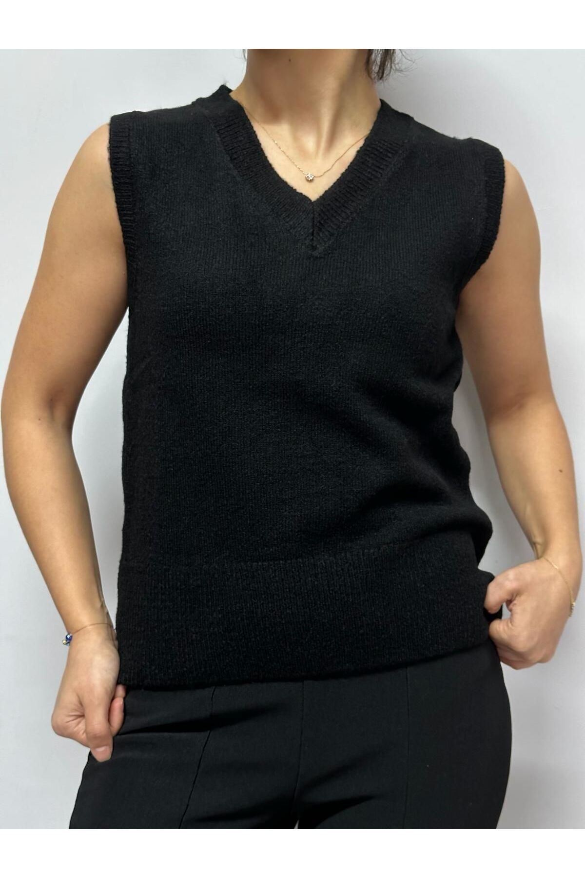V Yaka Basic Süveter - Siyah