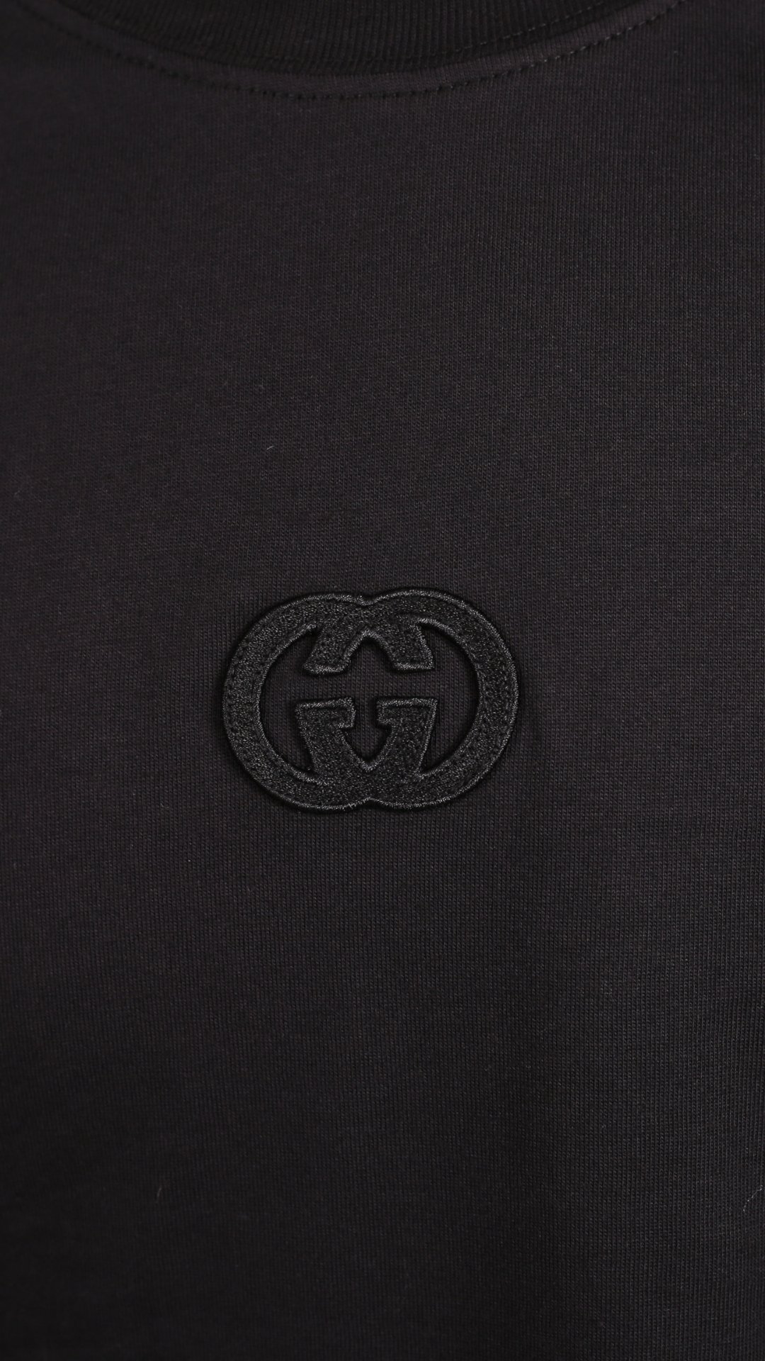 Zero Collar Brand T-Shirt mit strukturiertem Emblem in gleicher Farbe, Schwarz, GUCCİ