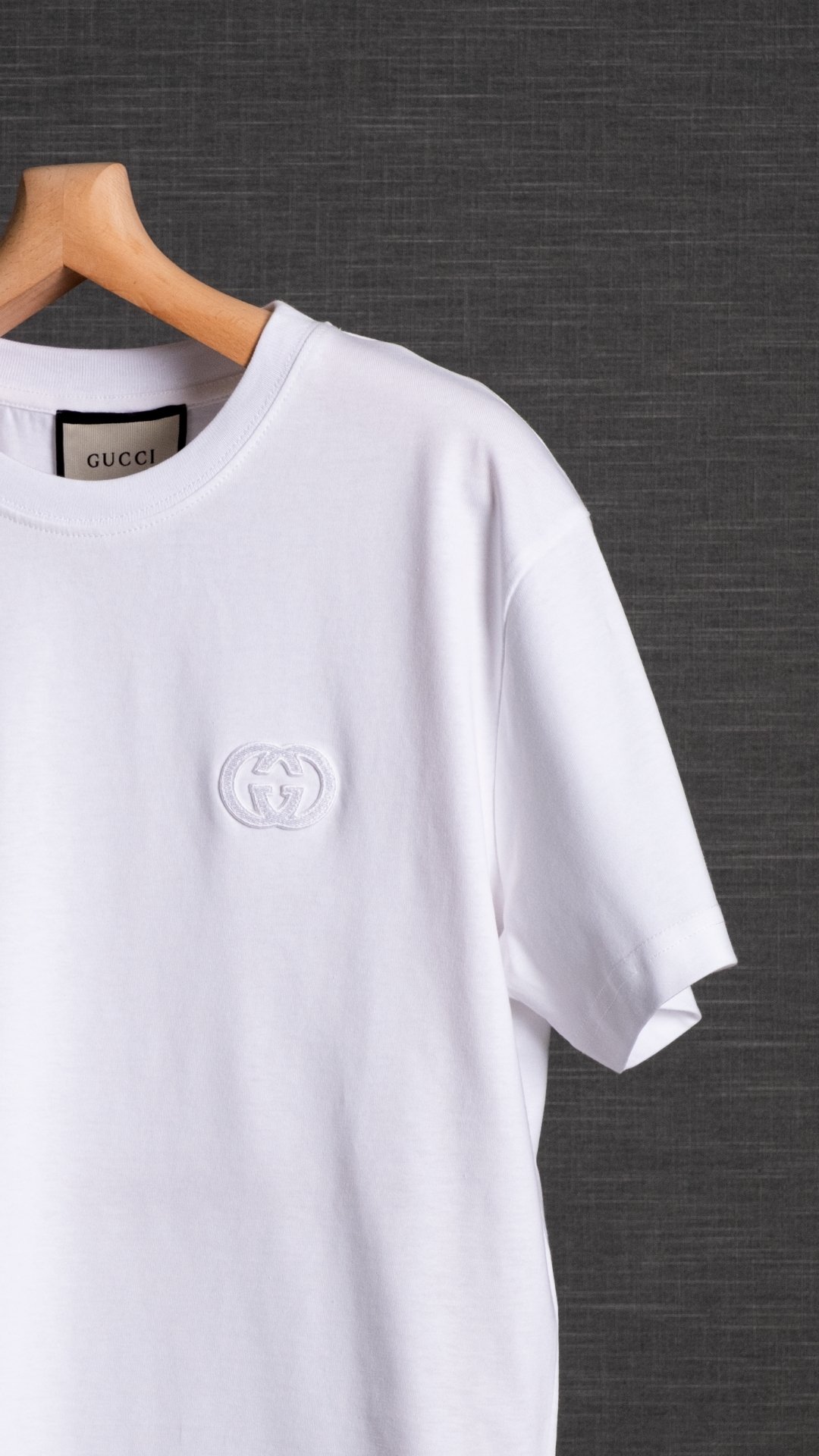 Zero Collar Brand T-Shirt mit strukturiertem Emblem in derselben Farbe, Weiß, GUCCİ