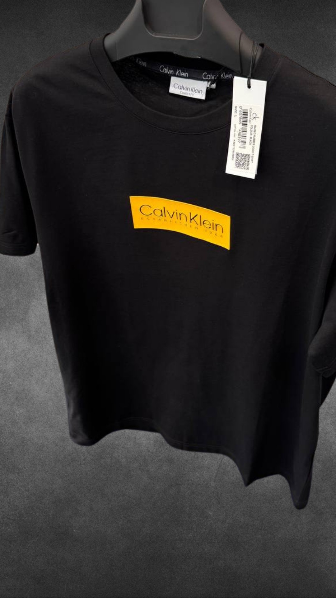 Zero Collar Brand T-Shirt mit detailliertem Brustemblem, CK