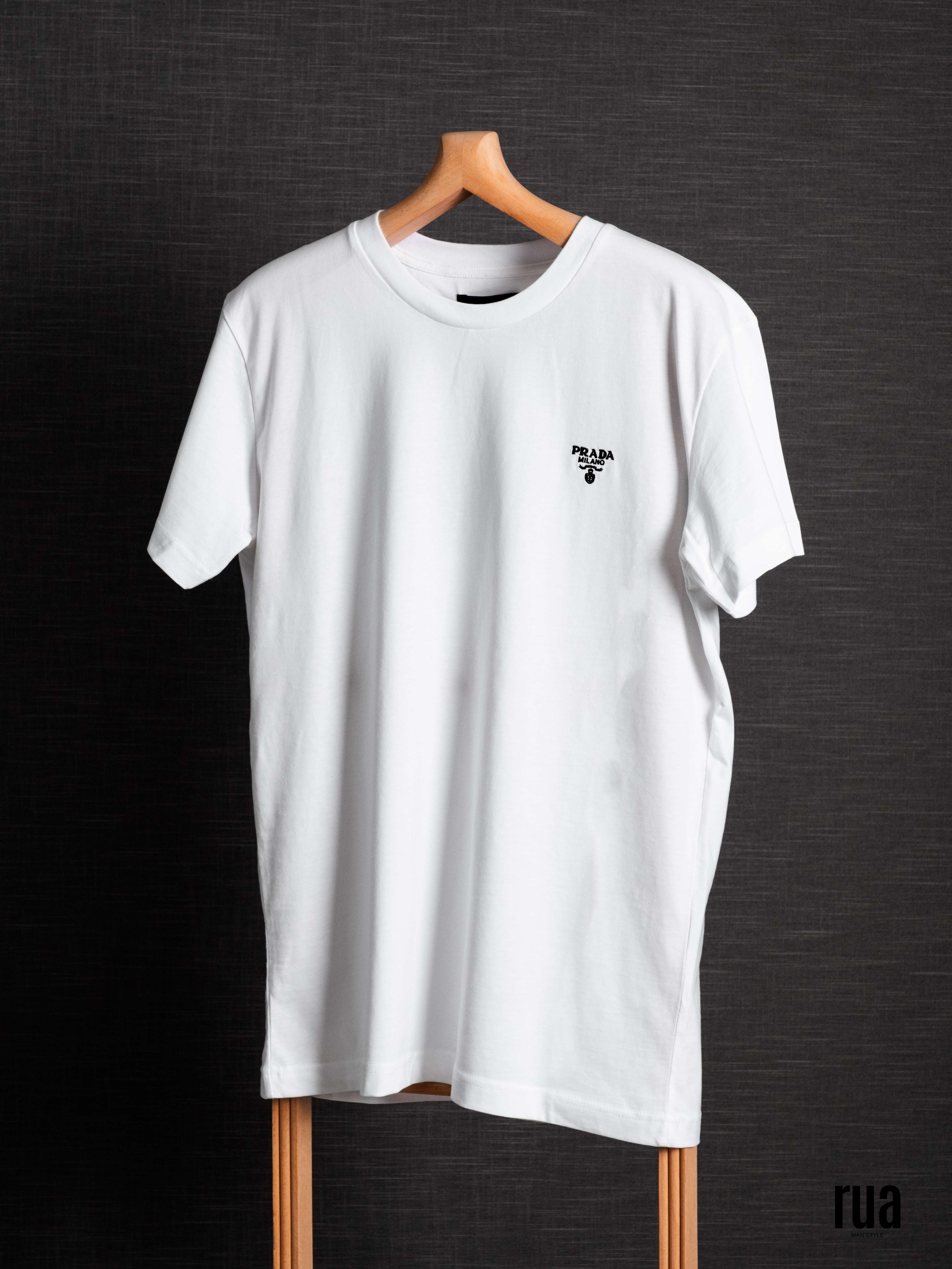 T-Shirt mit kragenlosem Markenemblem und Stickereien – PRADA