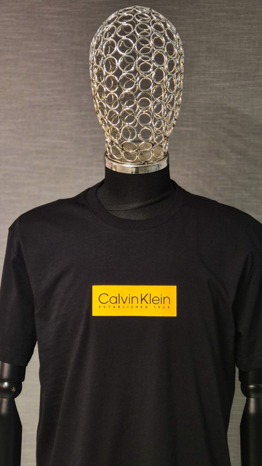 Zero Collar Brand T-Shirt mit detailliertem Brustemblem, CK - SCHWARZ