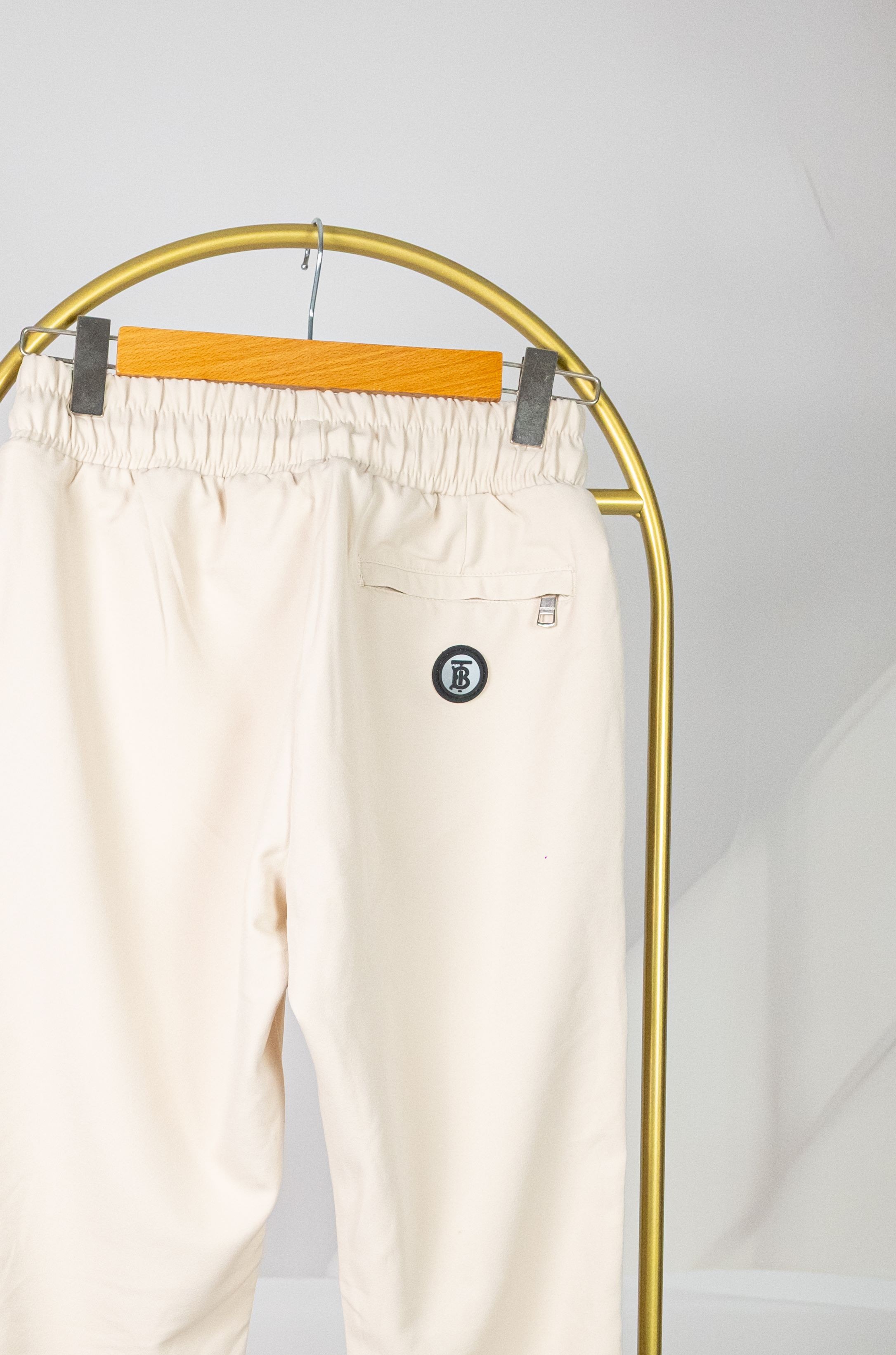Burbery Krem Bağçıklı Arkada Fermuar Ve Logo Detaylı Pantolon