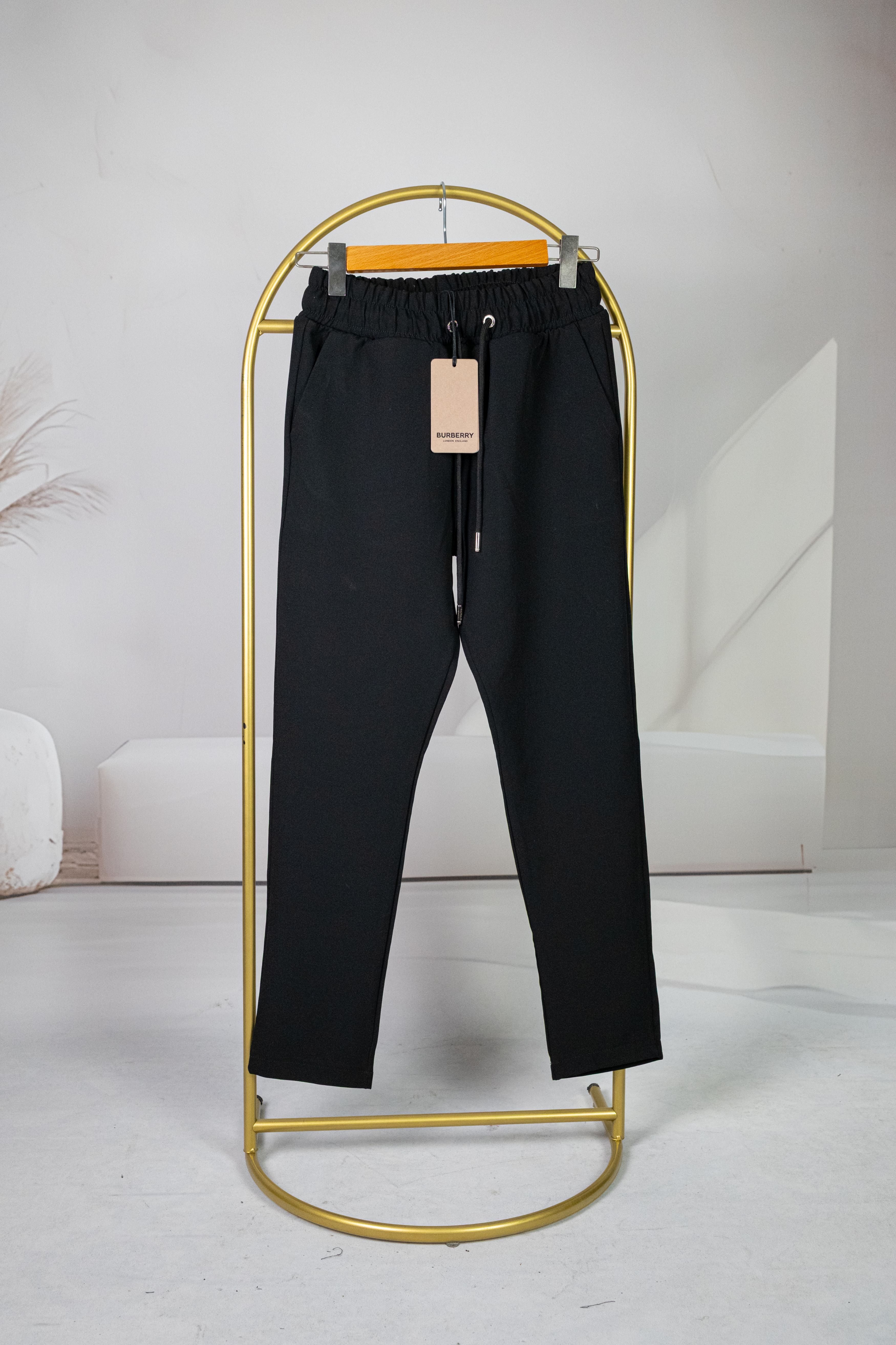 Burbery Siyah Bağçıklı Arkada Fermuar Ve Logo Detaylı Pantolon