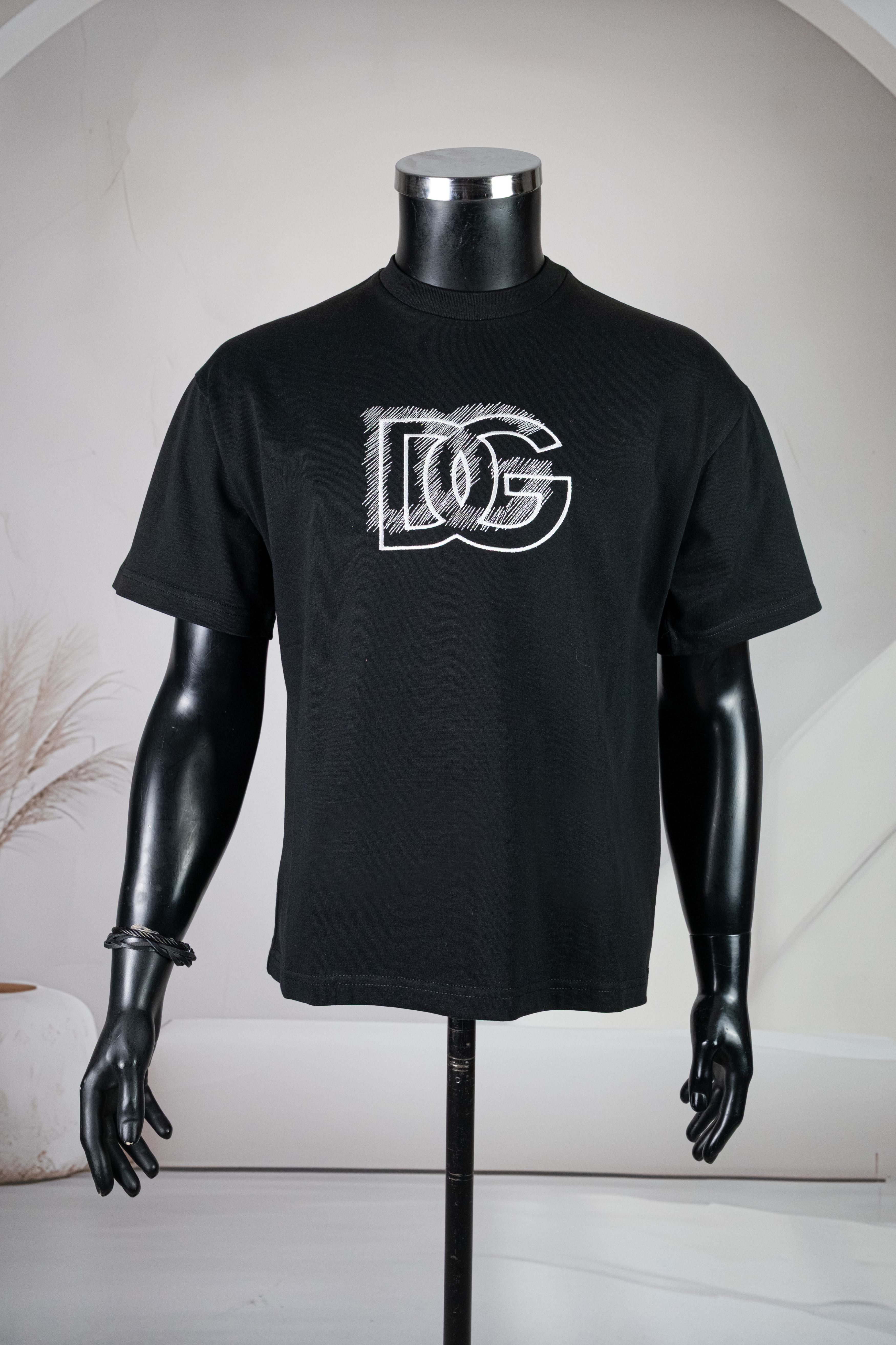 Siyah Yuvarlak Yaka Önü beyaz Marka İşlemeli Tişört