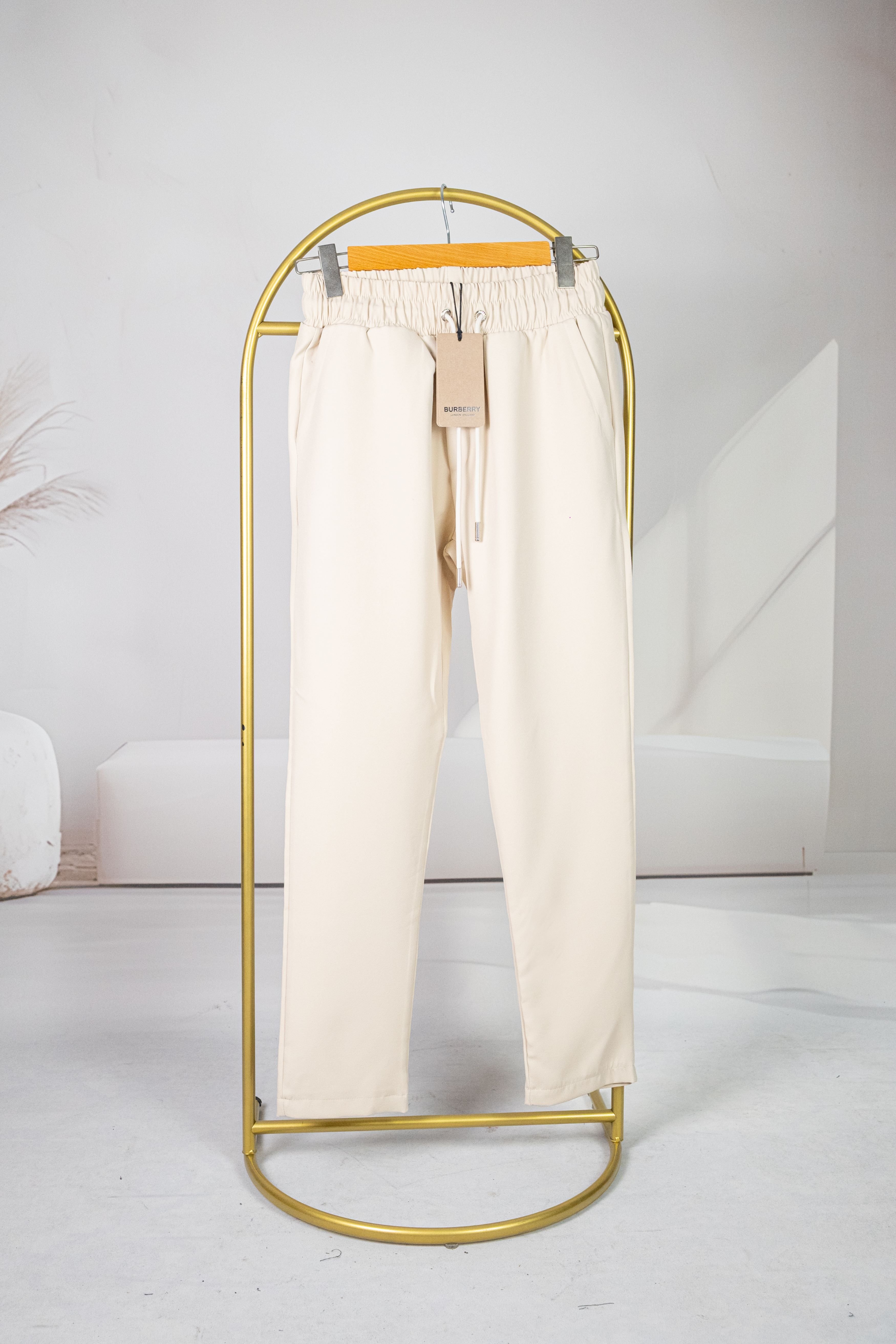 Burbery Krem Bağçıklı Arkada Fermuar Ve Logo Detaylı Pantolon