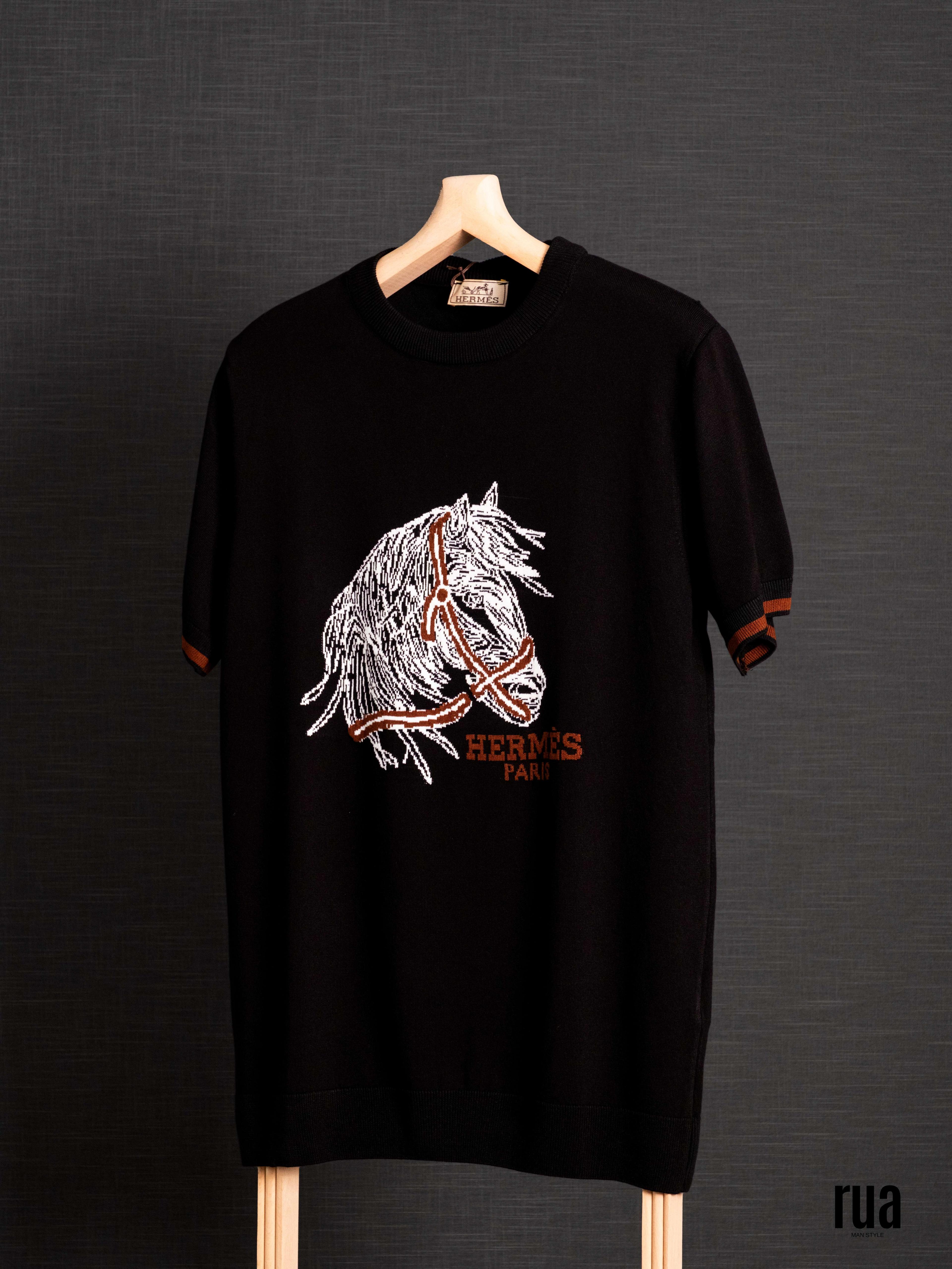 T-Shirt aus Strick mit figurbetontem Brustbereich und Nullkragen - HERMES