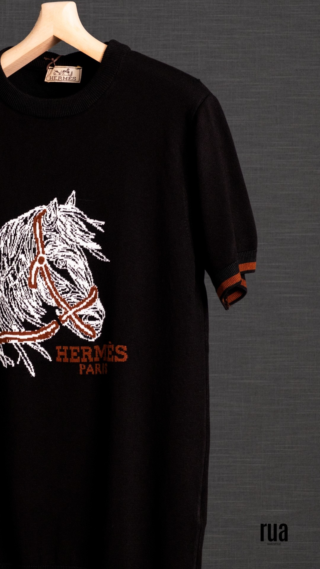 T-Shirt aus Strick mit figurbetontem Brustbereich und Nullkragen - HERMES