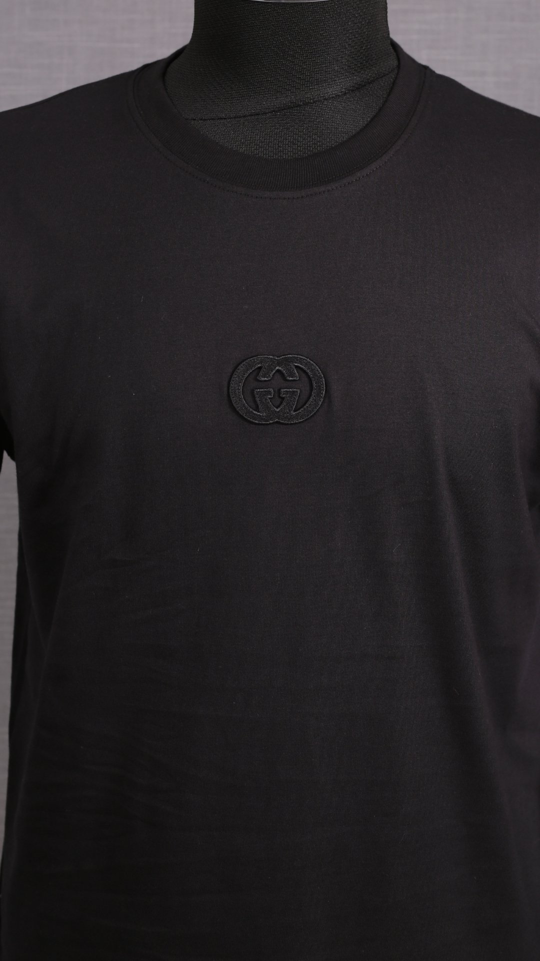 Zero Collar Brand T-Shirt mit strukturiertem Emblem in gleicher Farbe, Schwarz, GUCCİ