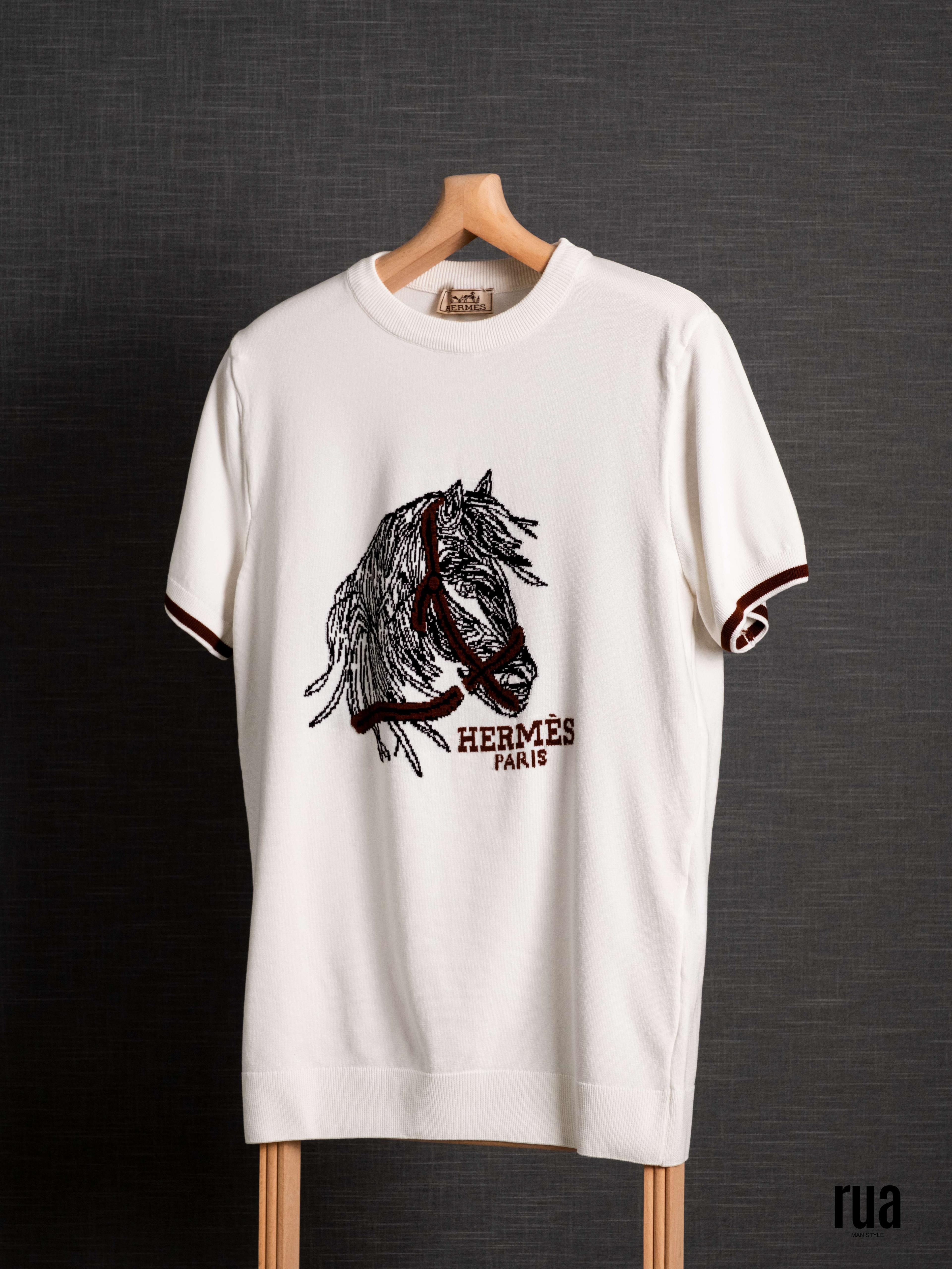 T-Shirt aus Strick mit figurbetontem Brustbereich und Nullkragen - HERMES - WEISS