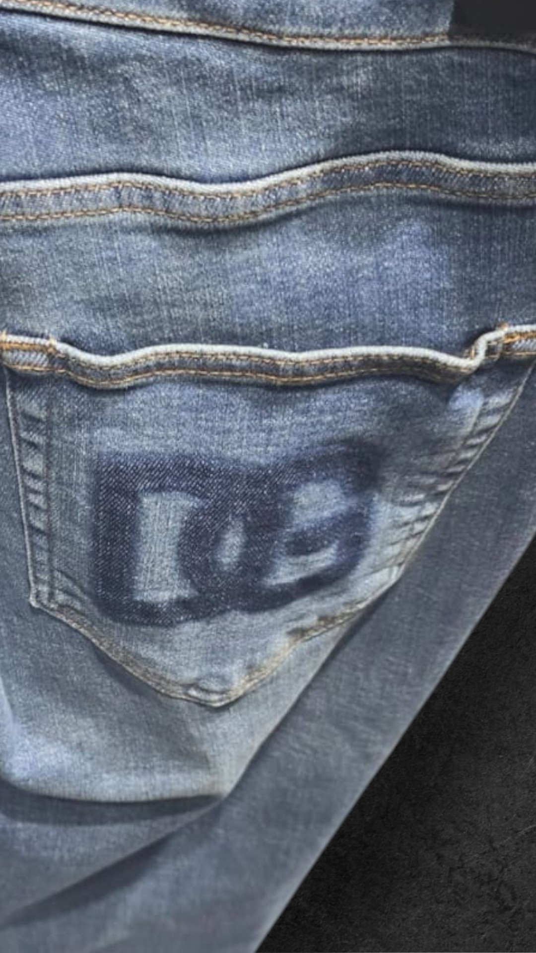 Lycra Jeans mit Markenzeichen auf der Gesäßtasche Blau-DG